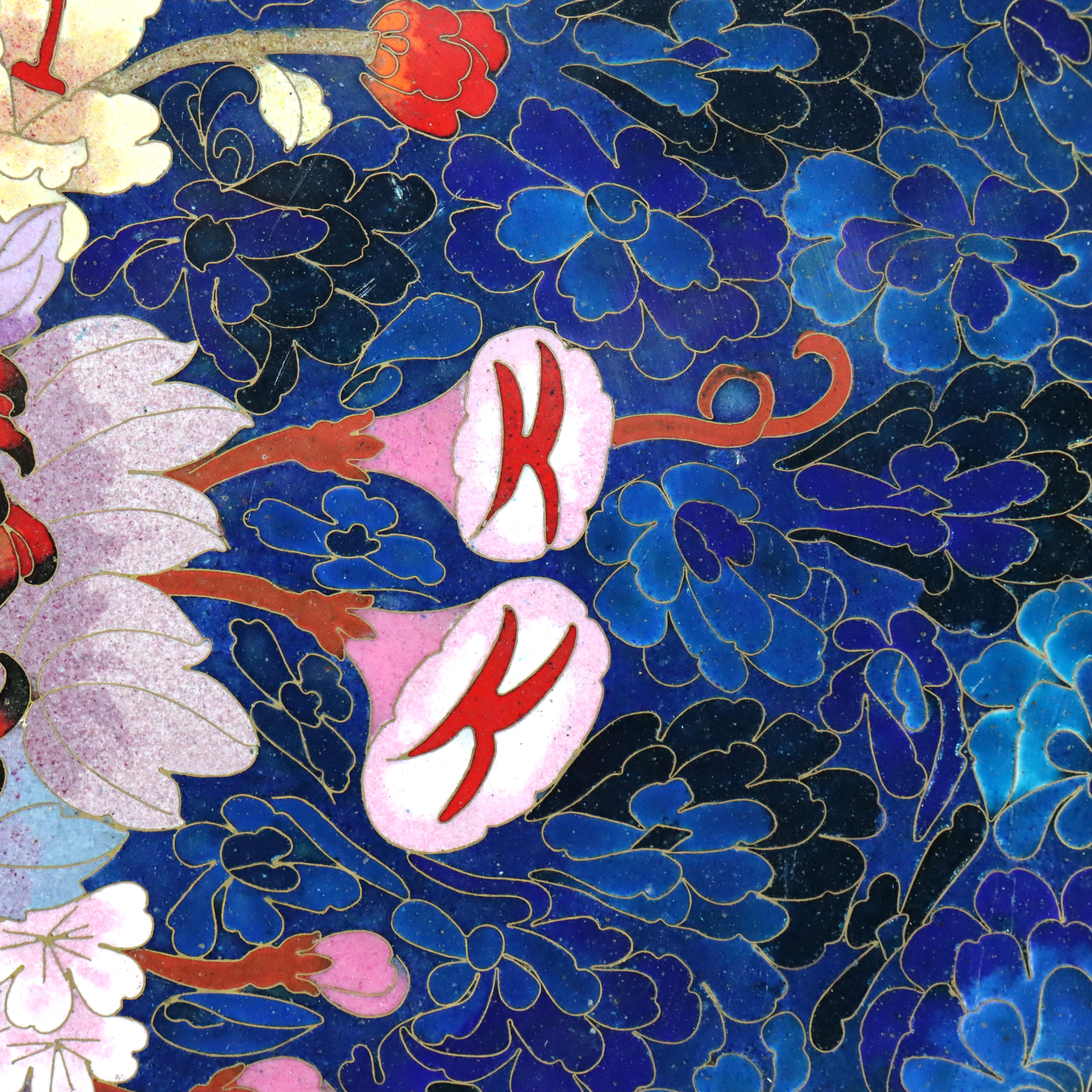 Grand plat de service chinois émaillé cloisonné avec fleurs de jardin C1920 Bon état - En vente à Big Flats, NY