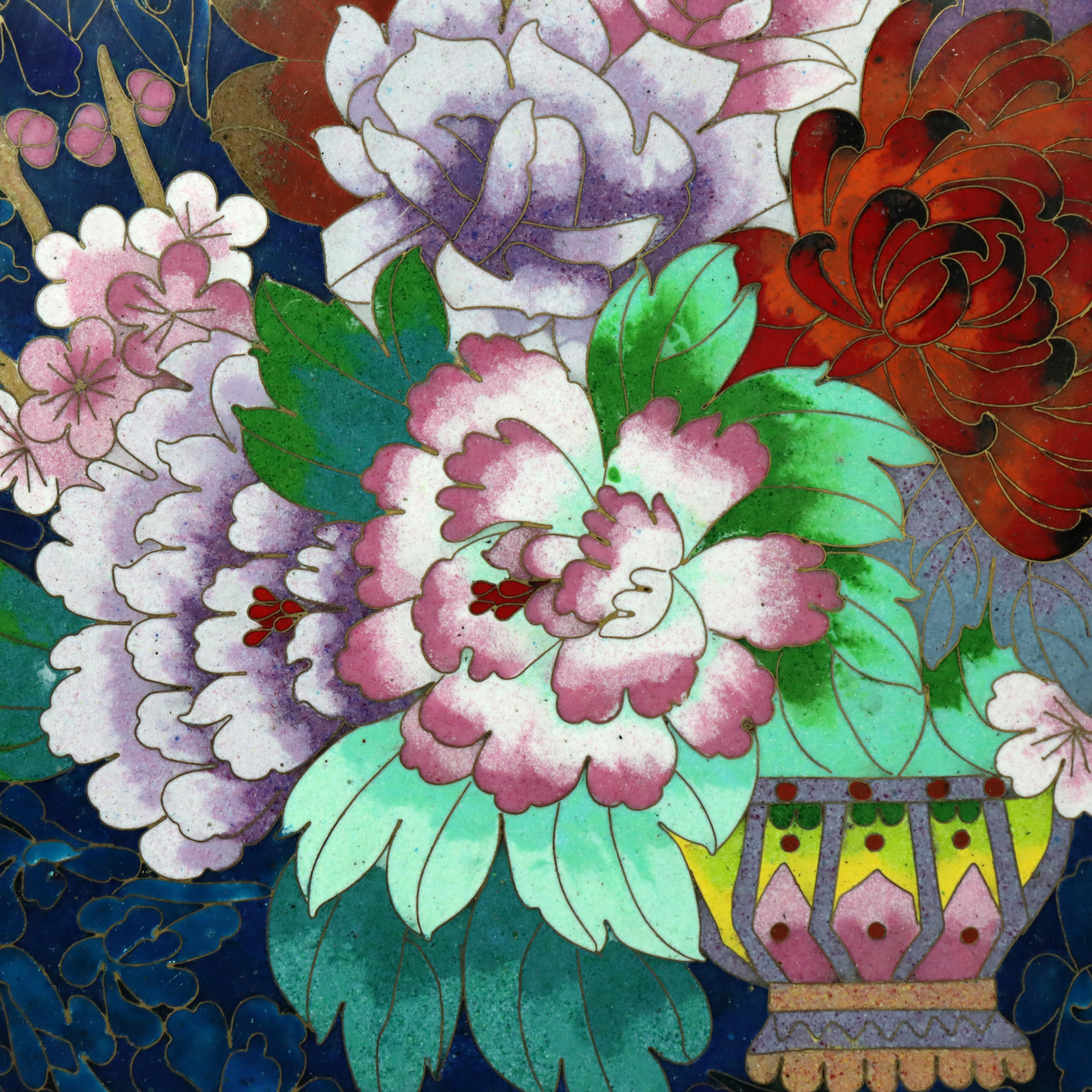 20ième siècle Grand plat de service chinois émaillé cloisonné avec fleurs de jardin C1920 en vente