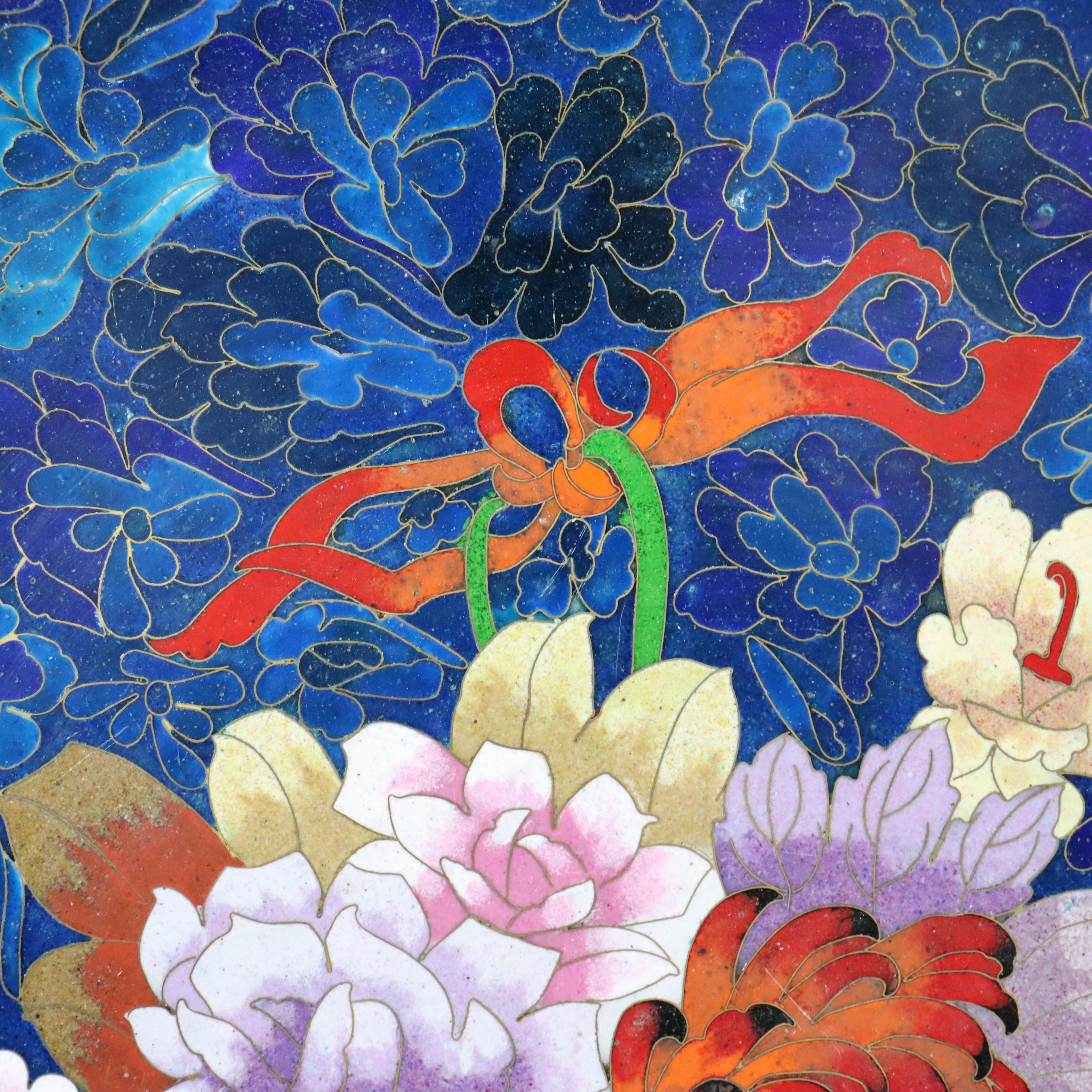 Métal Grand plat de service chinois émaillé cloisonné avec fleurs de jardin C1920 en vente