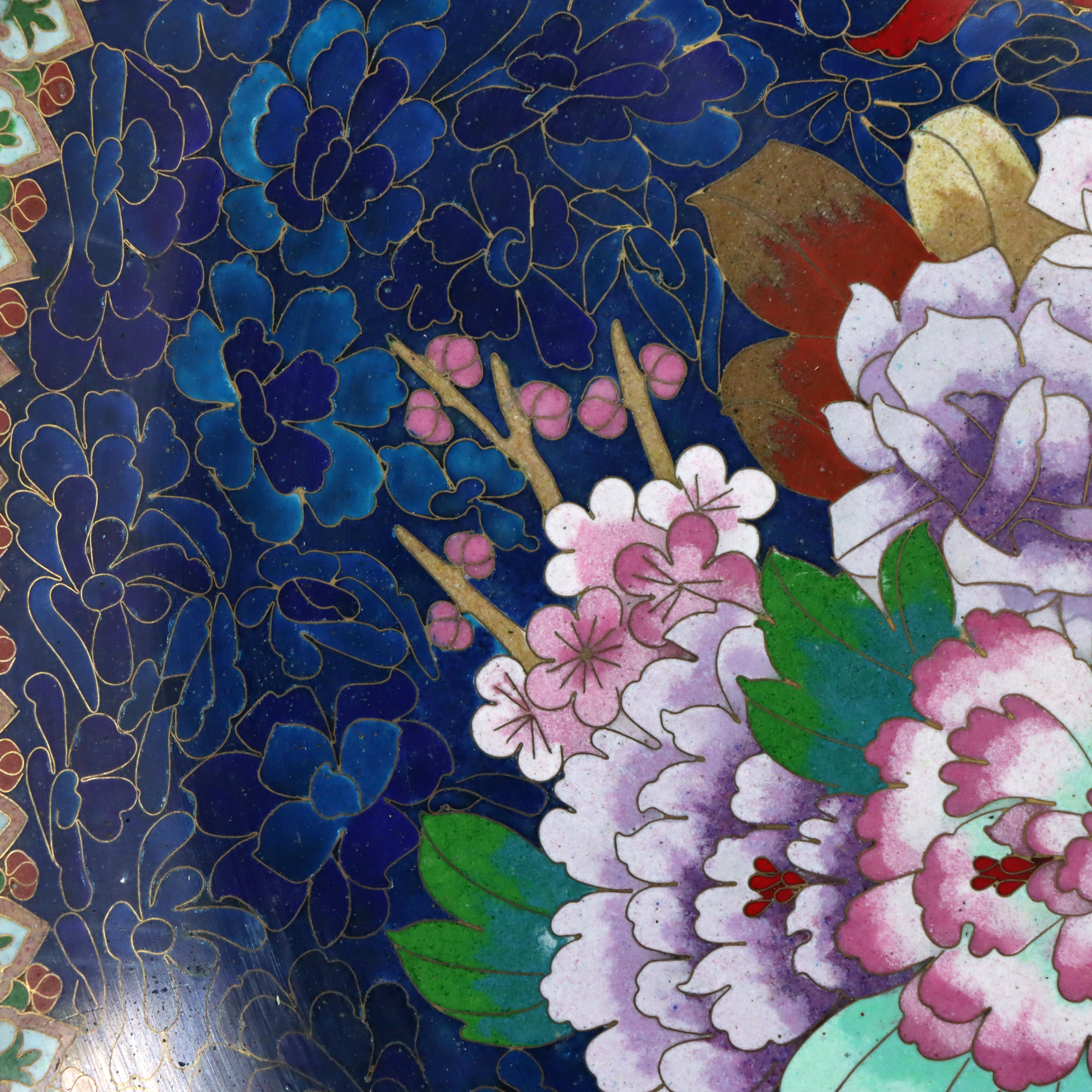 Grand plat de service chinois émaillé cloisonné avec fleurs de jardin C1920 en vente 1