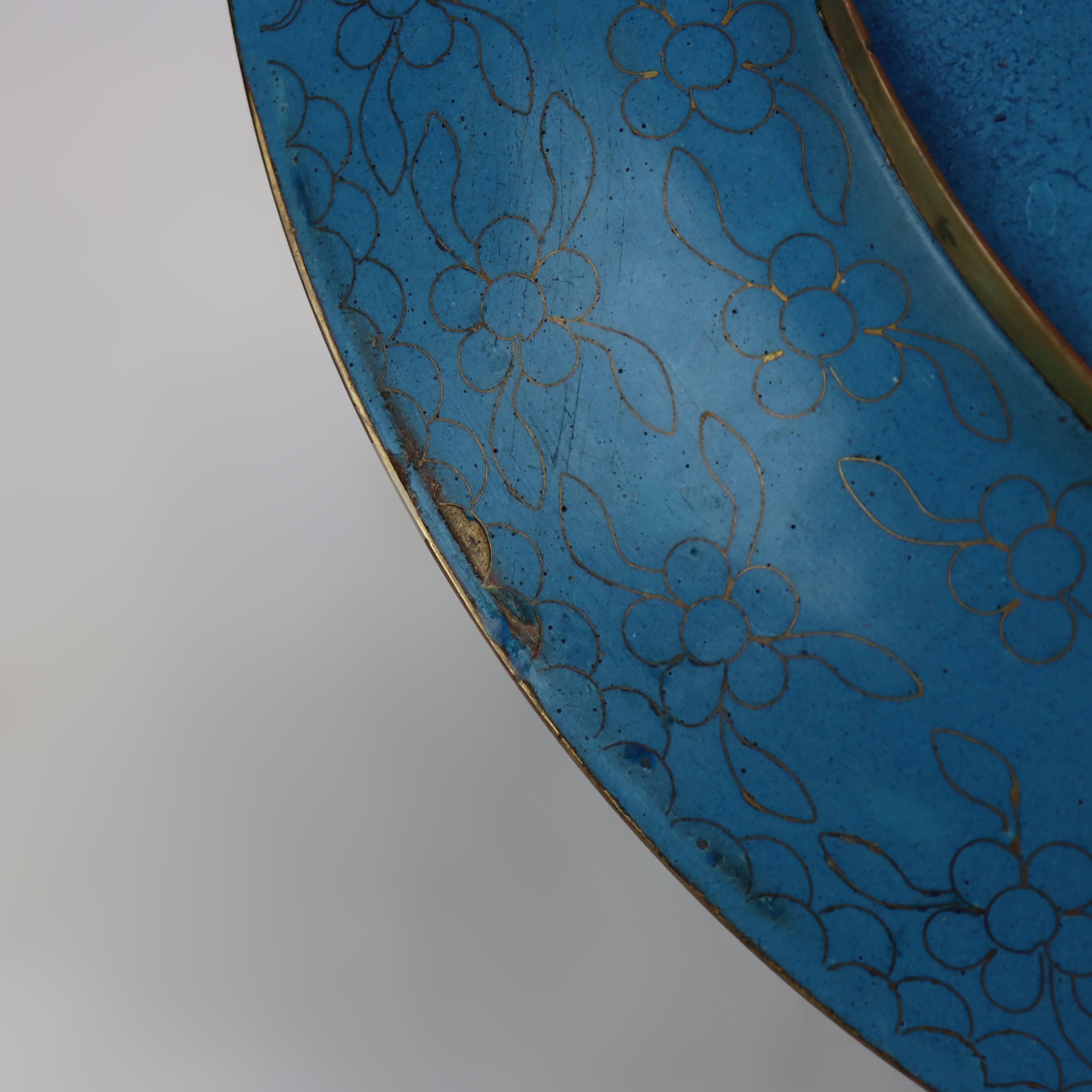 Grand plat de service chinois émaillé cloisonné avec fleurs de jardin C1920 en vente 3