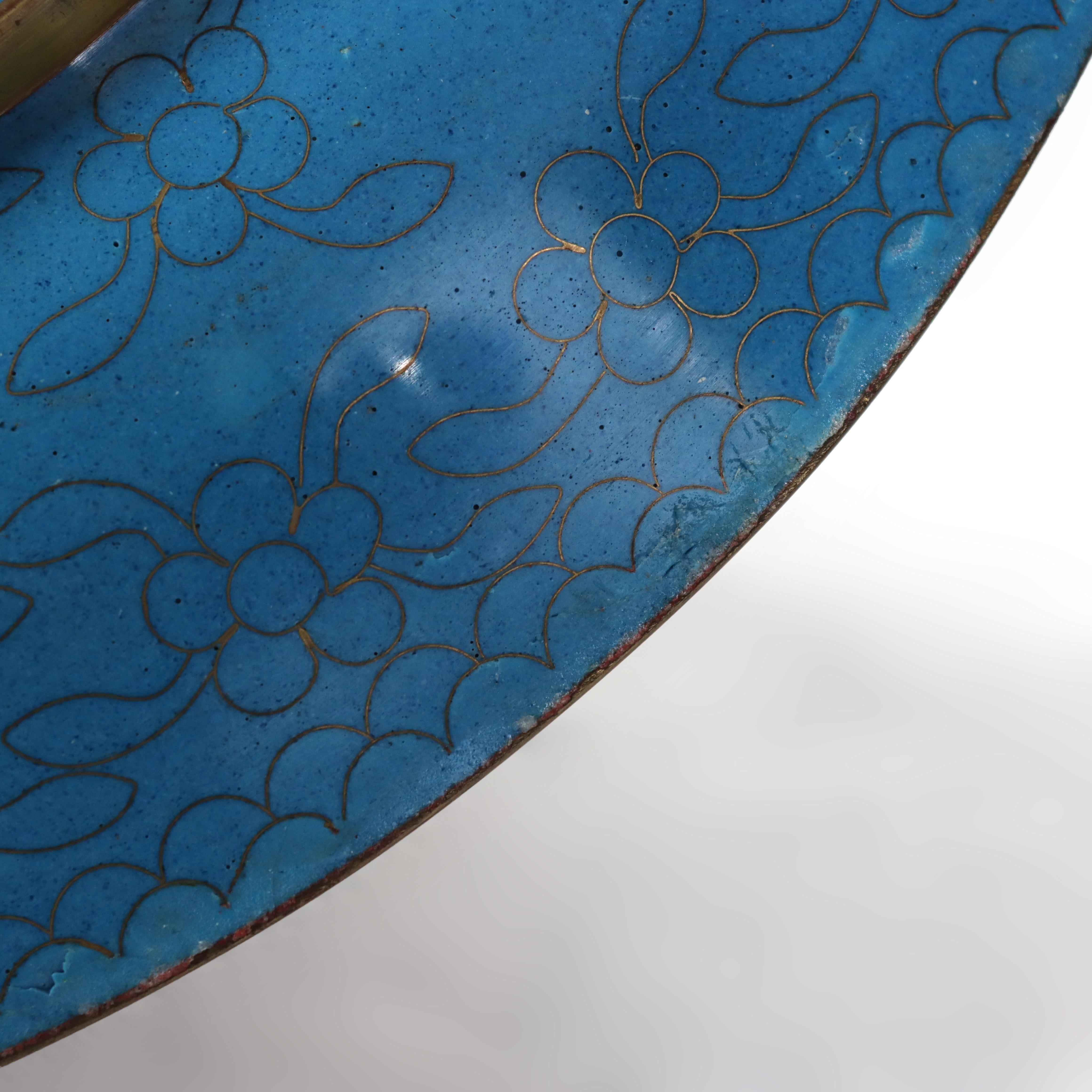 Grand plat de service chinois émaillé cloisonné avec fleurs de jardin C1920 en vente 4