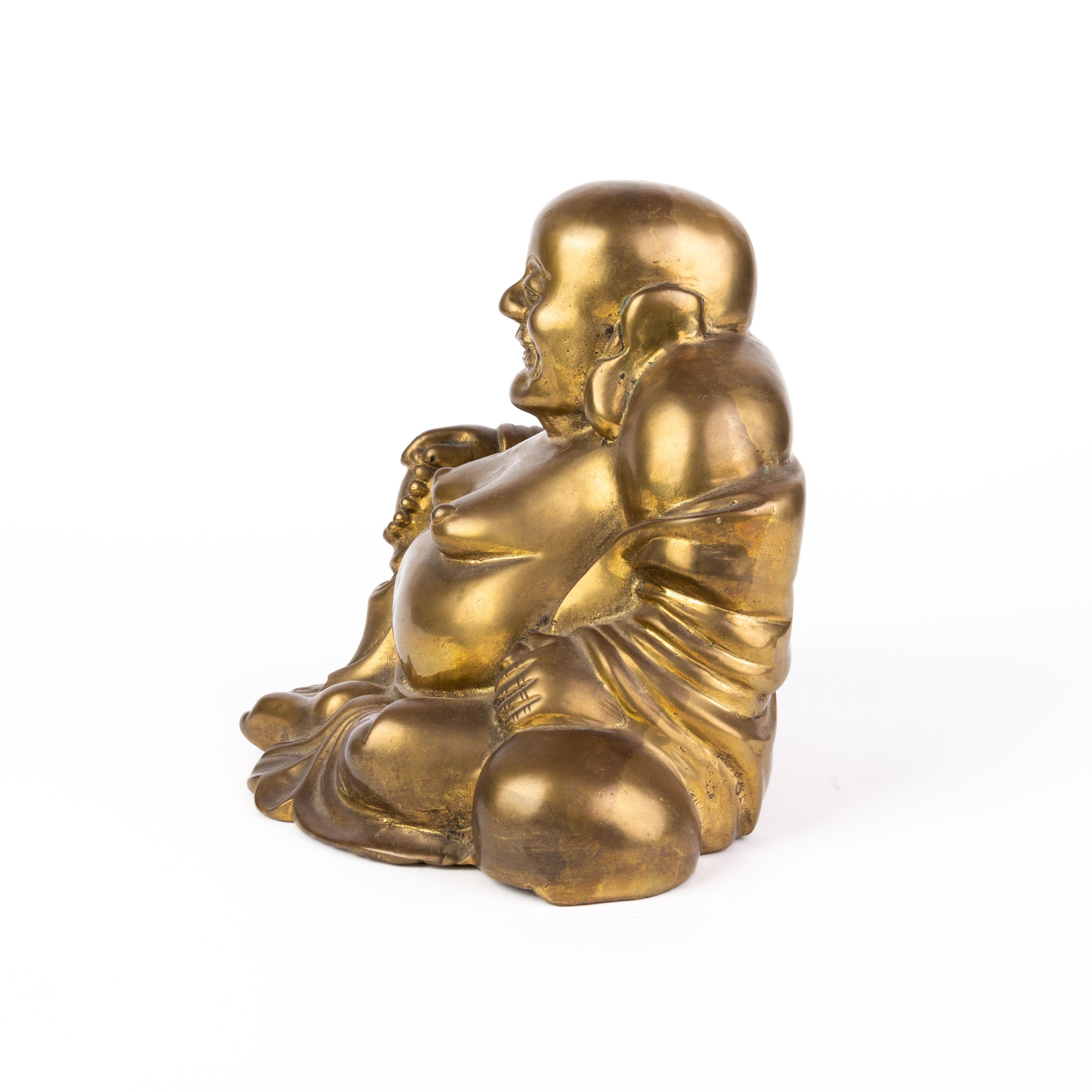 Große chinesische vergoldete Bronze-Lachende Buddha-Skulptur  (20. Jahrhundert) im Angebot