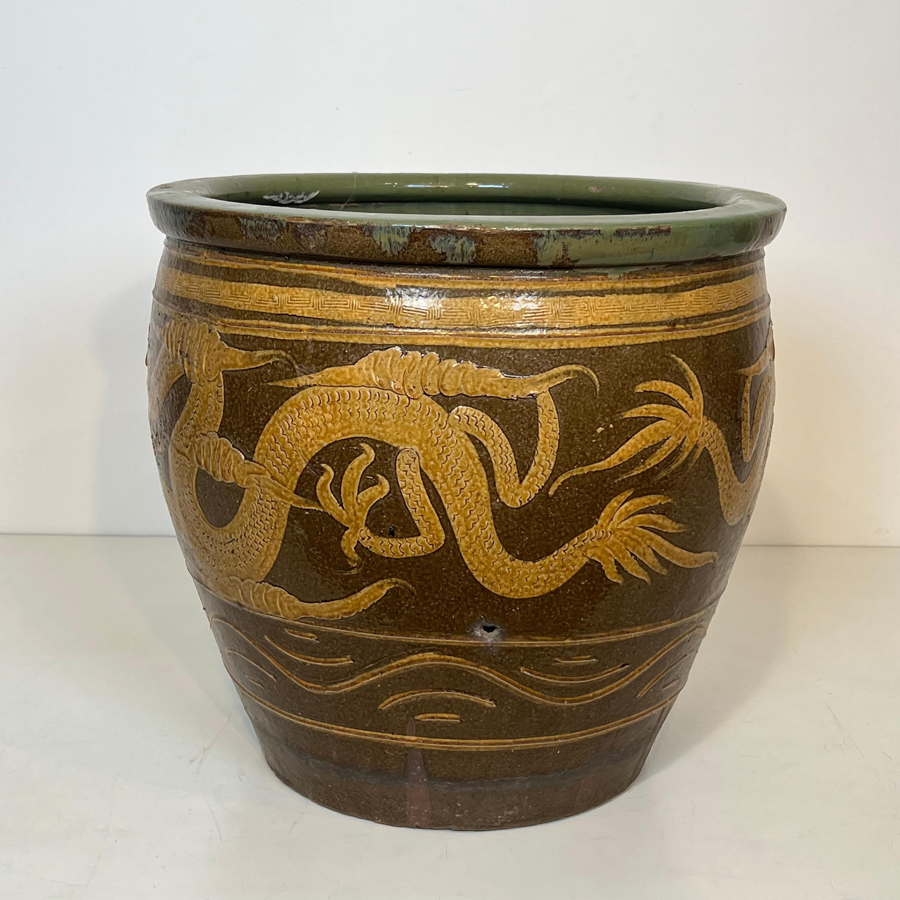 Großes chinesisches glasiertes Terrakotta Pflanzgefäß mit Drachen verziert im Angebot 7