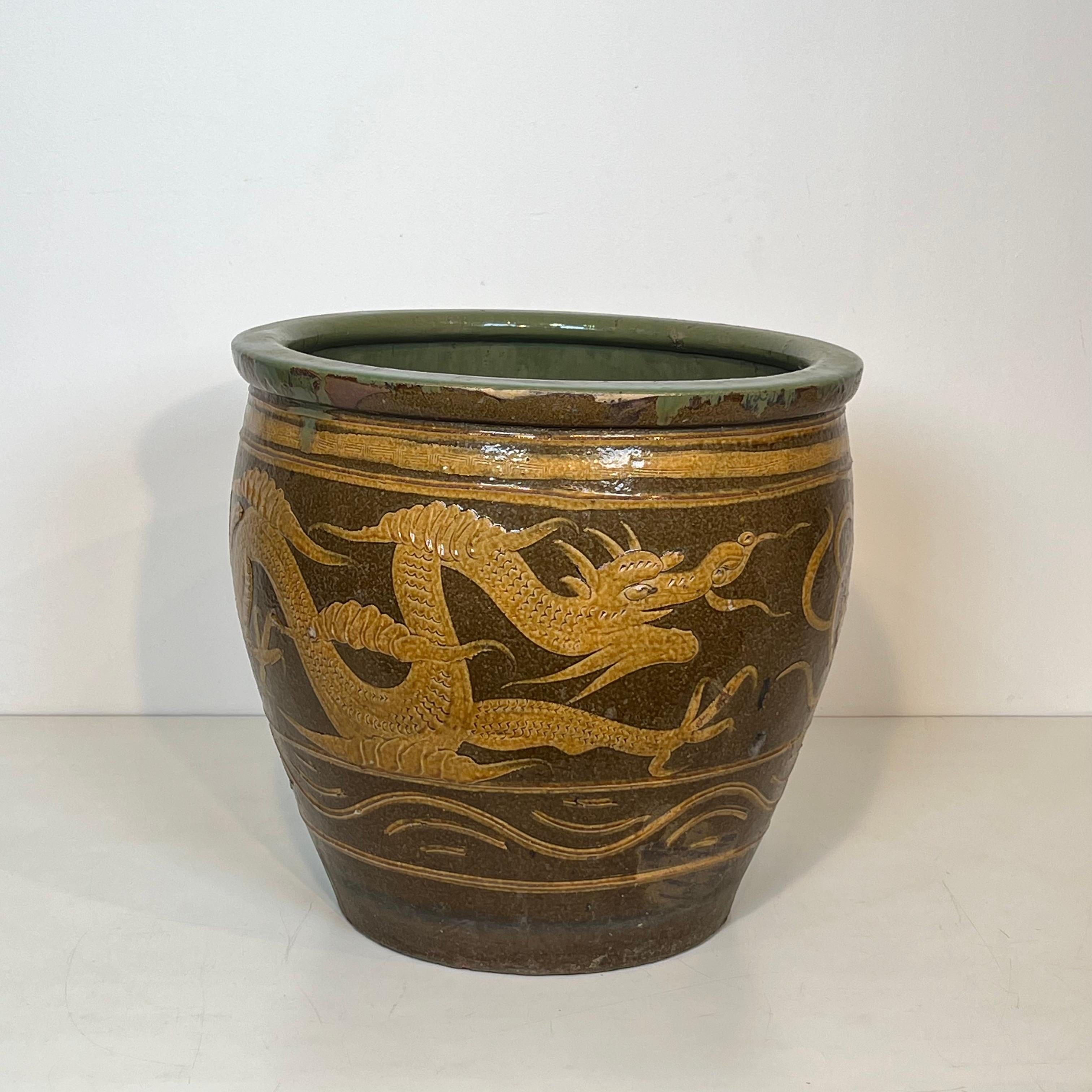 Diese bedeutende chinesische Jardiniere oder Pflanzgefäß ist aus polychrom glasierter Terrakotta gefertigt und mit Drachen verziert. Dies ist ein chinesisches Werk. CIRCA 1900