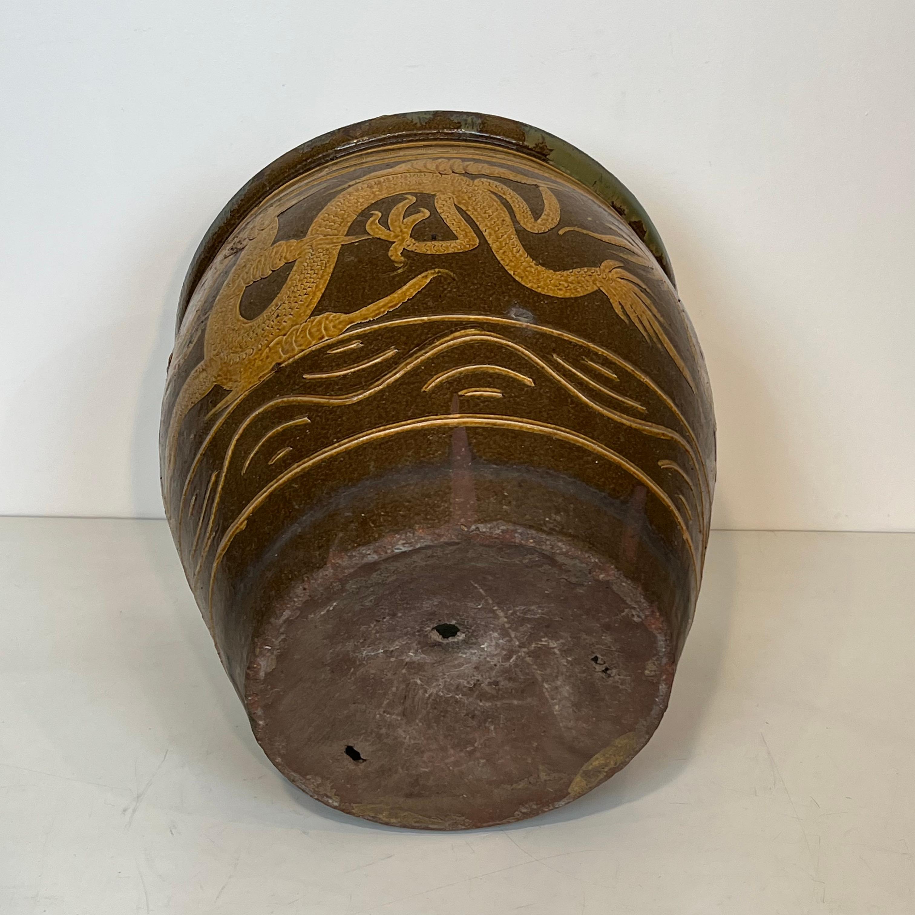 Großes chinesisches glasiertes Terrakotta Pflanzgefäß mit Drachen verziert (Frühes 20. Jahrhundert) im Angebot