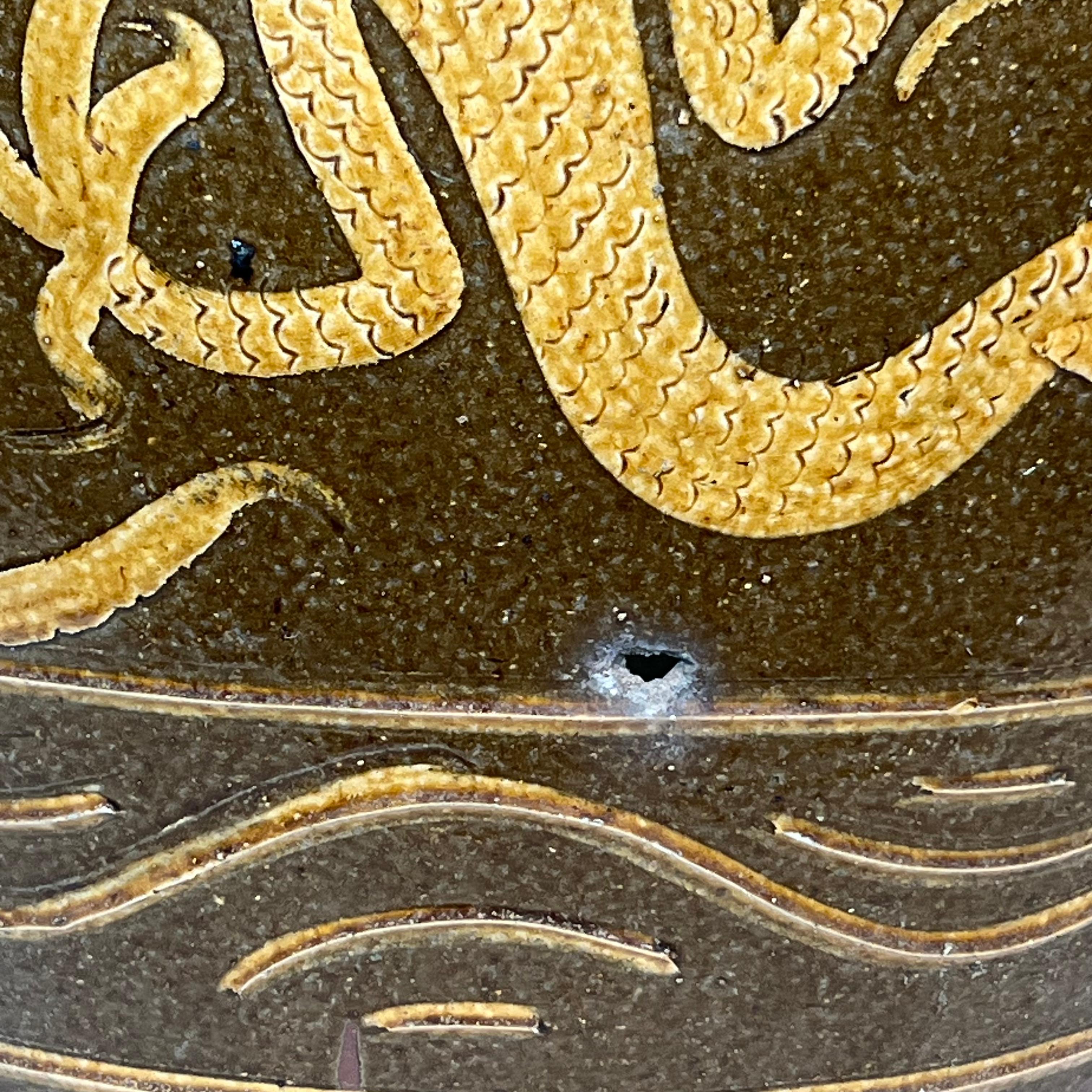 Großes chinesisches glasiertes Terrakotta Pflanzgefäß mit Drachen verziert im Angebot 2