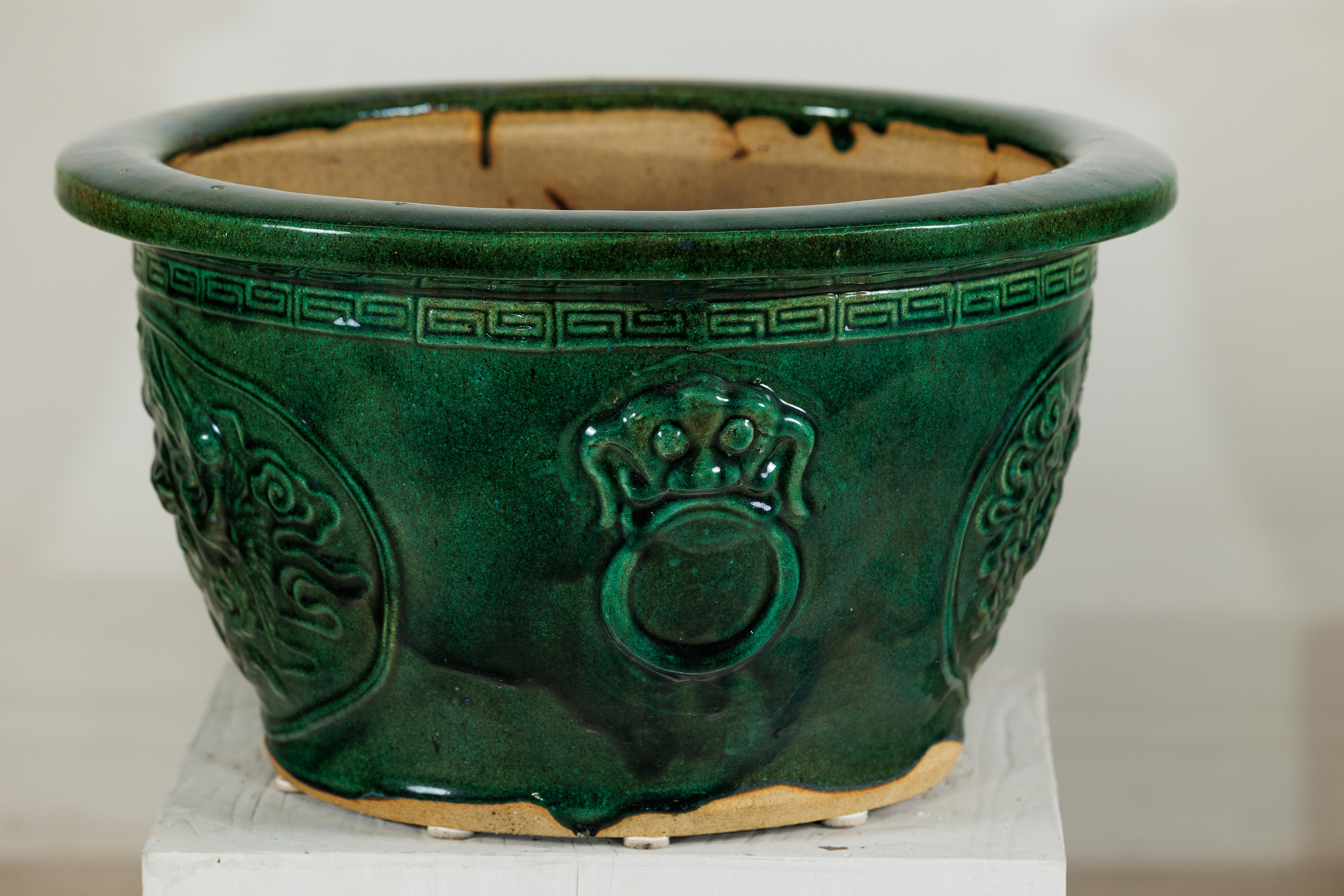 Grande jardinière chinoise en émail vert avec relief de dragon et motifs décoratifs en vente 3