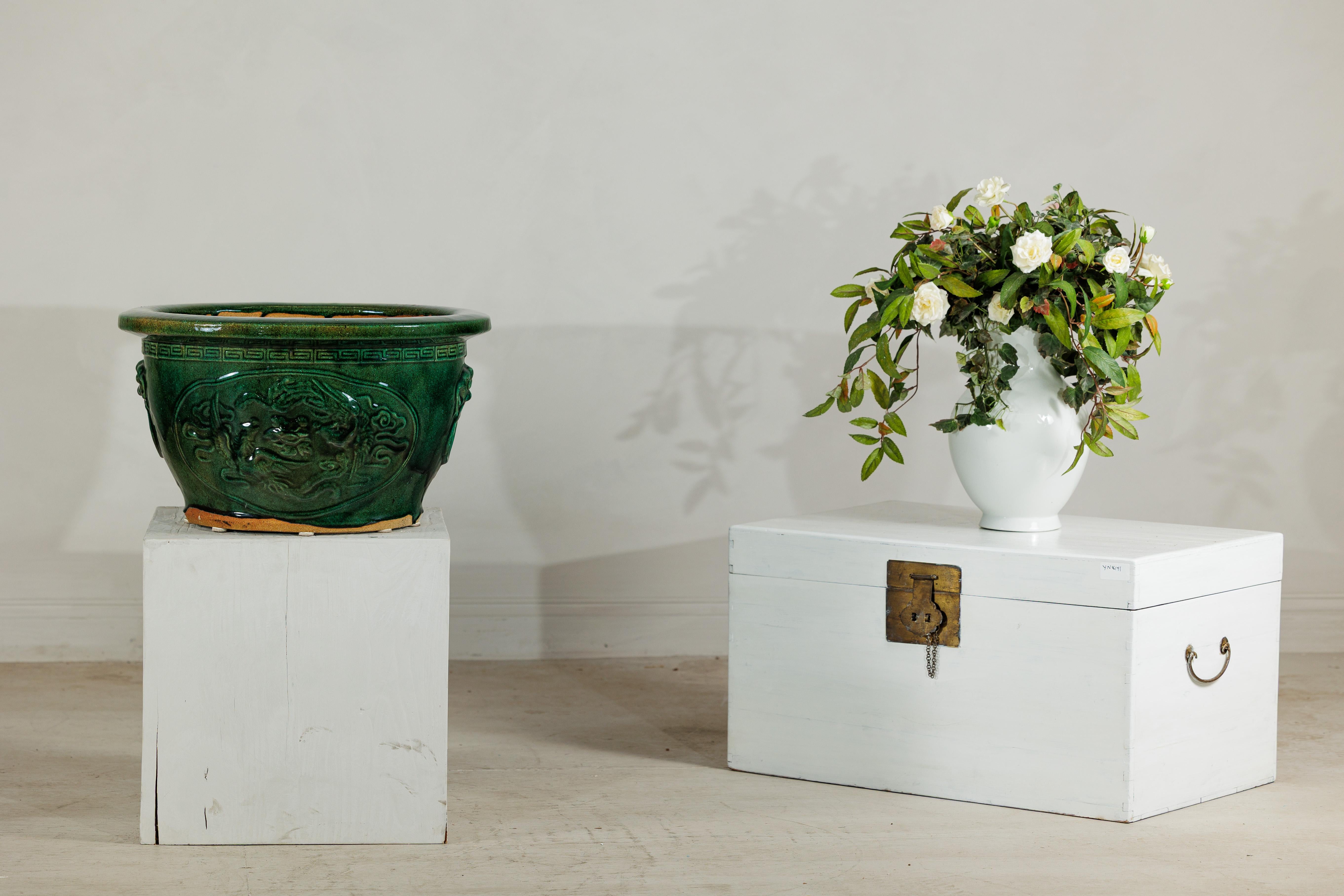 Grande jardinière chinoise en émail vert avec relief de dragon et motifs décoratifs en vente 6