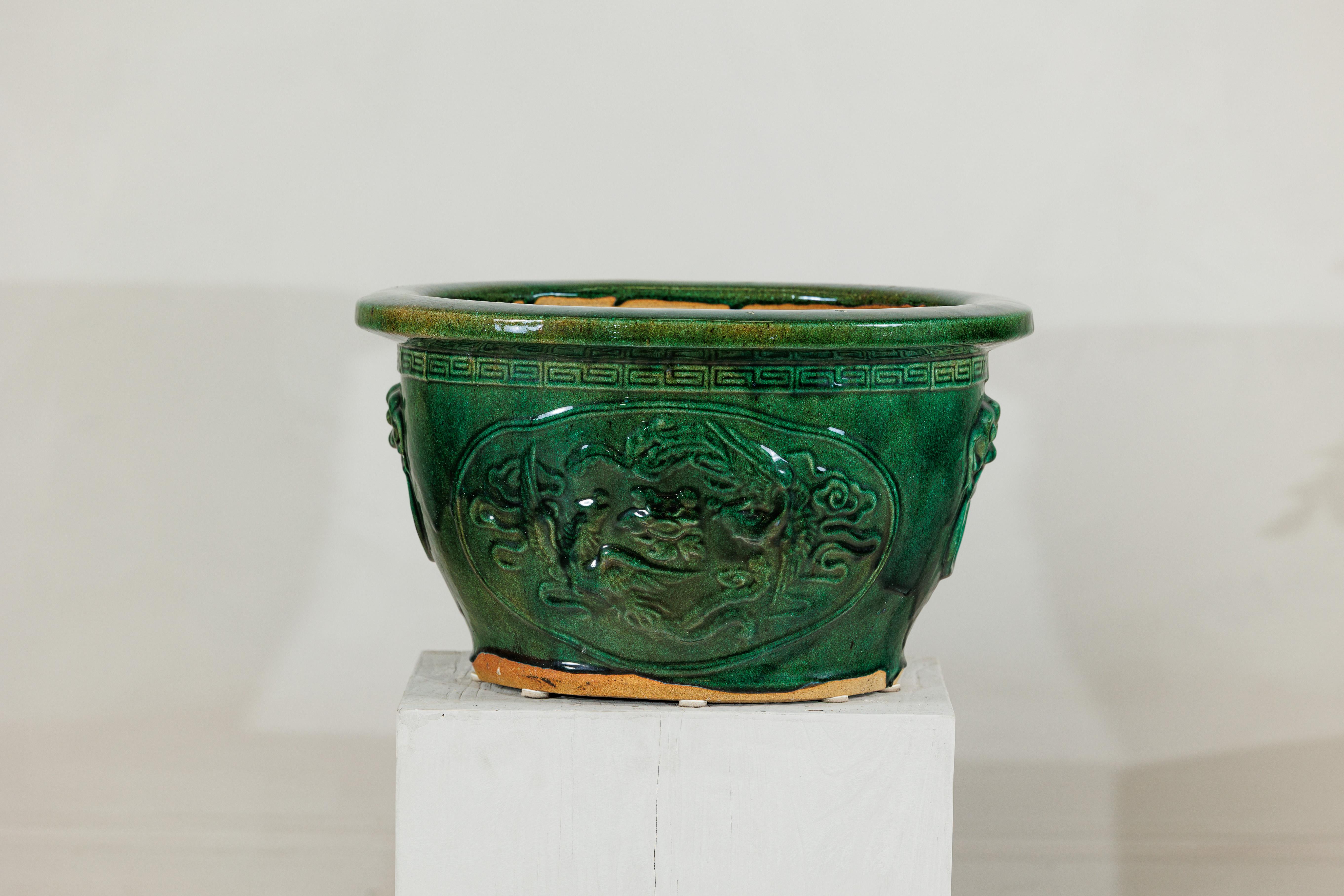 Chinois Grande jardinière chinoise en émail vert avec relief de dragon et motifs décoratifs en vente
