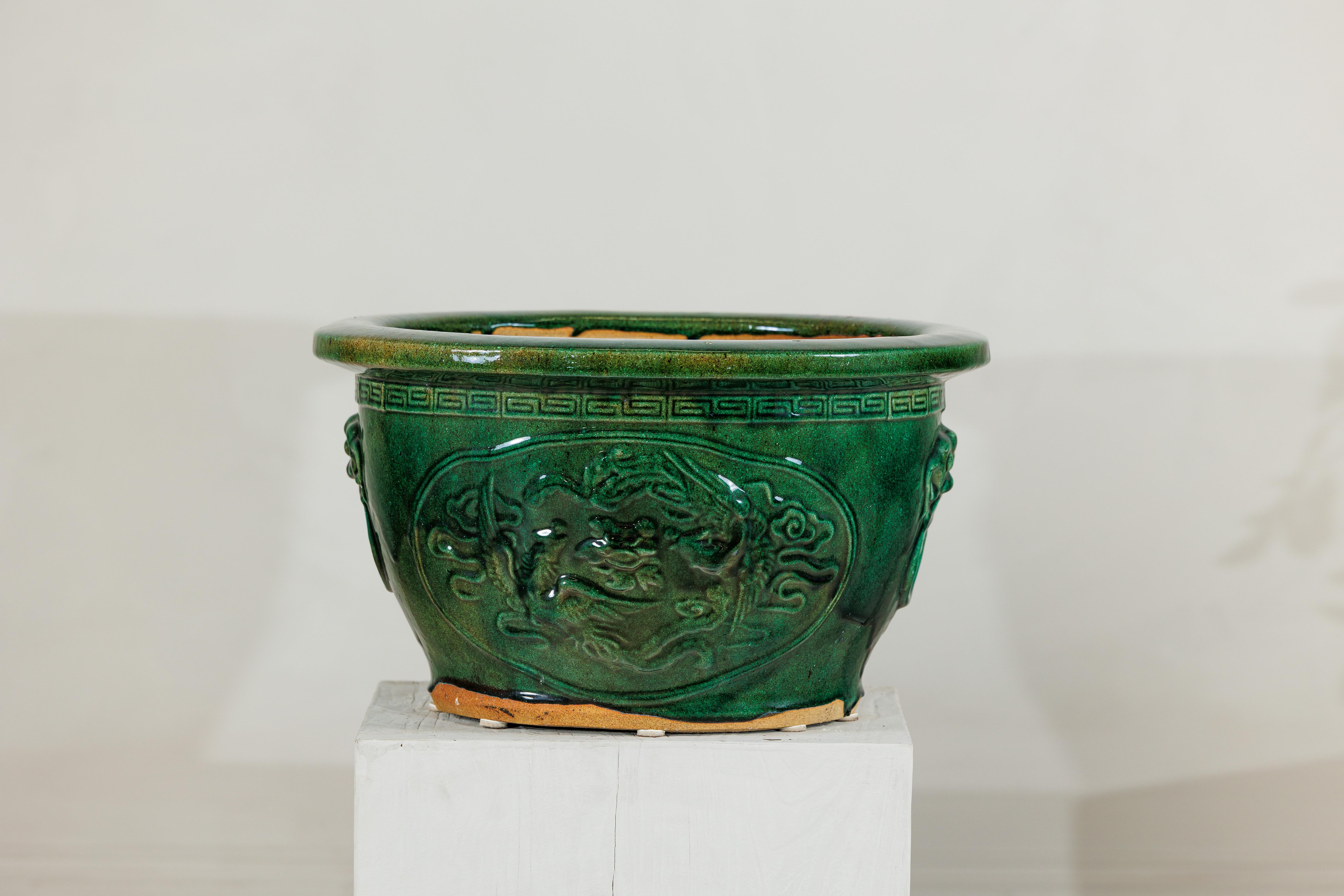 Vernissé Grande jardinière chinoise en émail vert avec relief de dragon et motifs décoratifs en vente