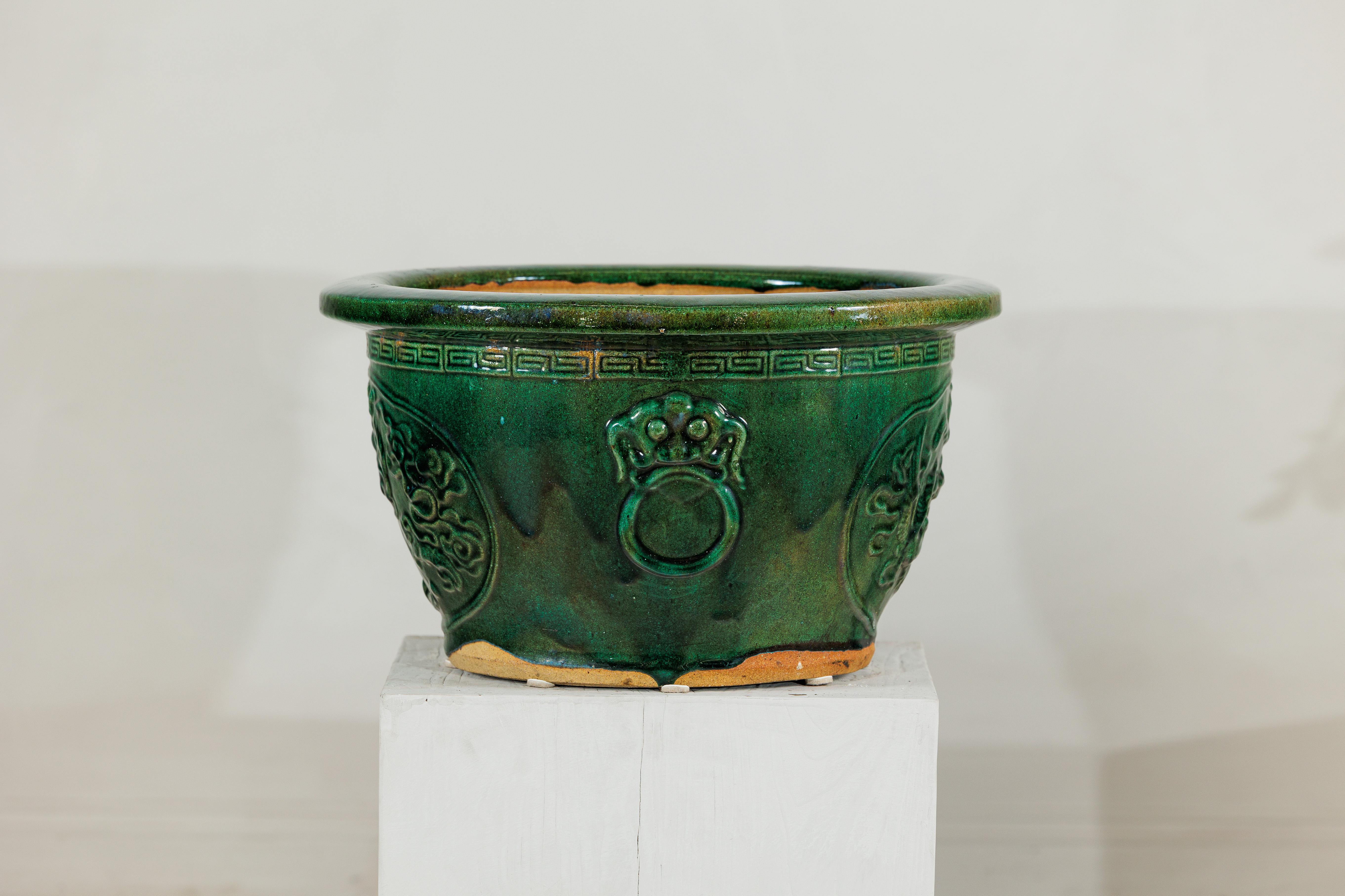 Grande jardinière chinoise en émail vert avec relief de dragon et motifs décoratifs Bon état - En vente à Yonkers, NY