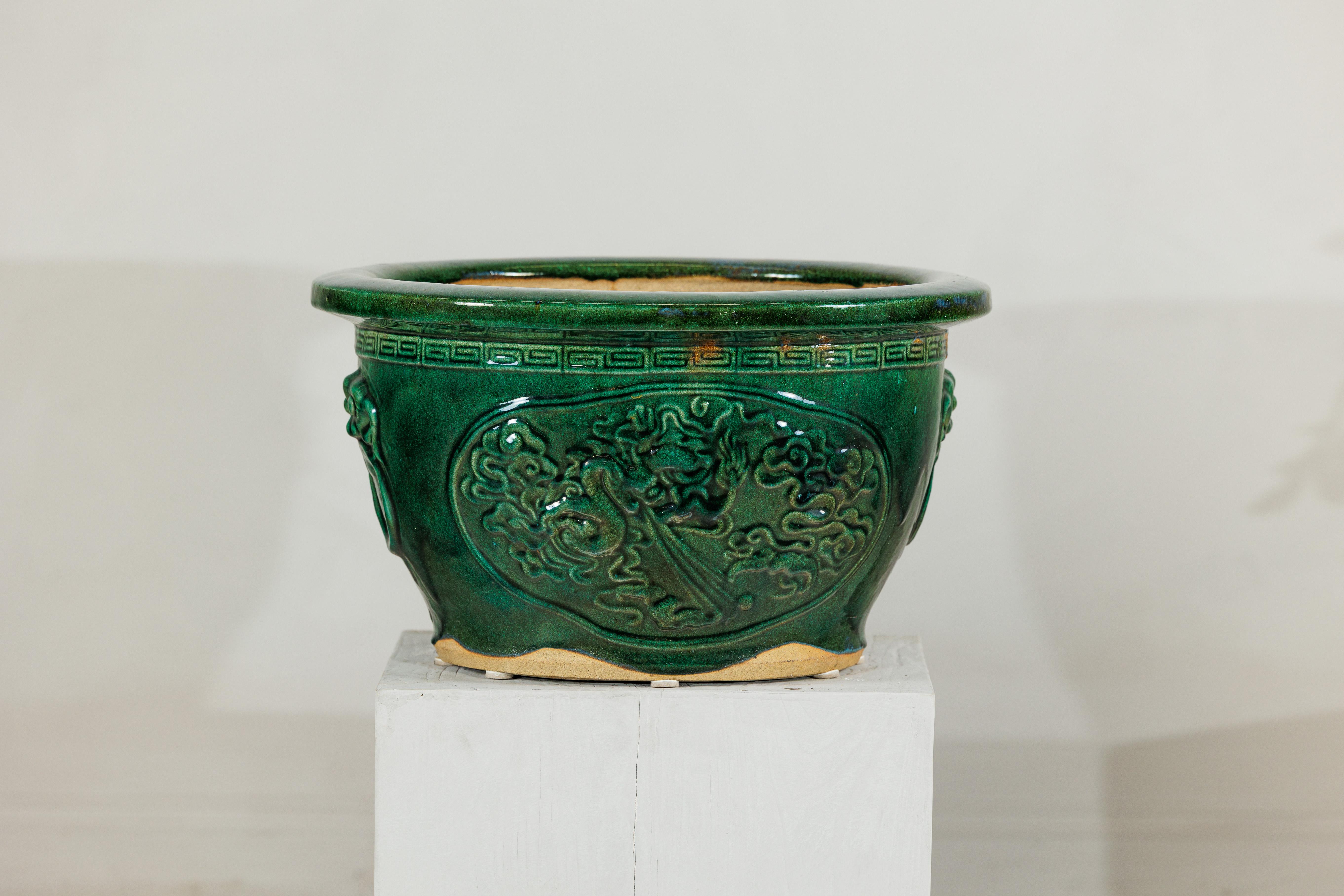 20ième siècle Grande jardinière chinoise en émail vert avec relief de dragon et motifs décoratifs en vente