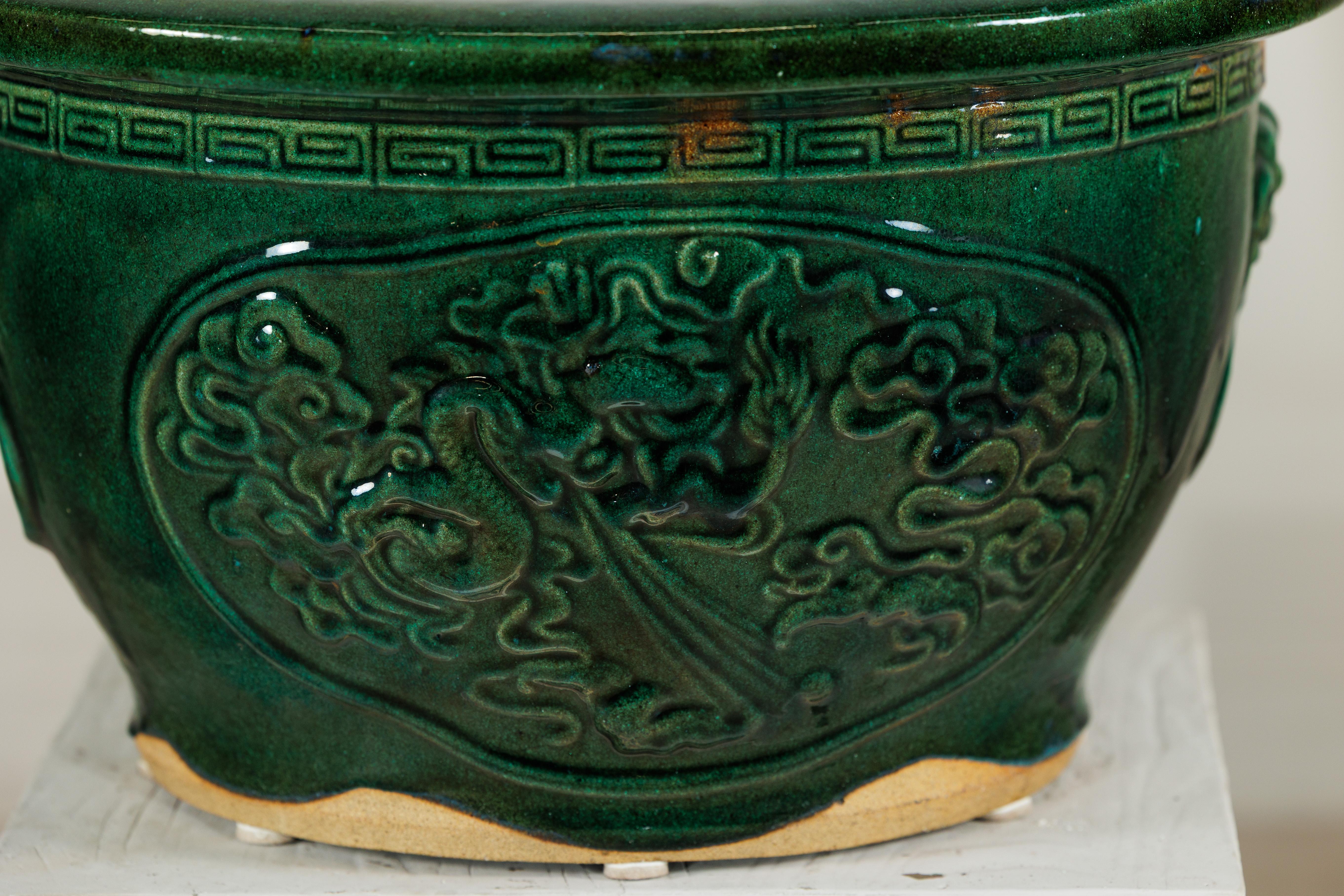 Céramique Grande jardinière chinoise en émail vert avec relief de dragon et motifs décoratifs en vente