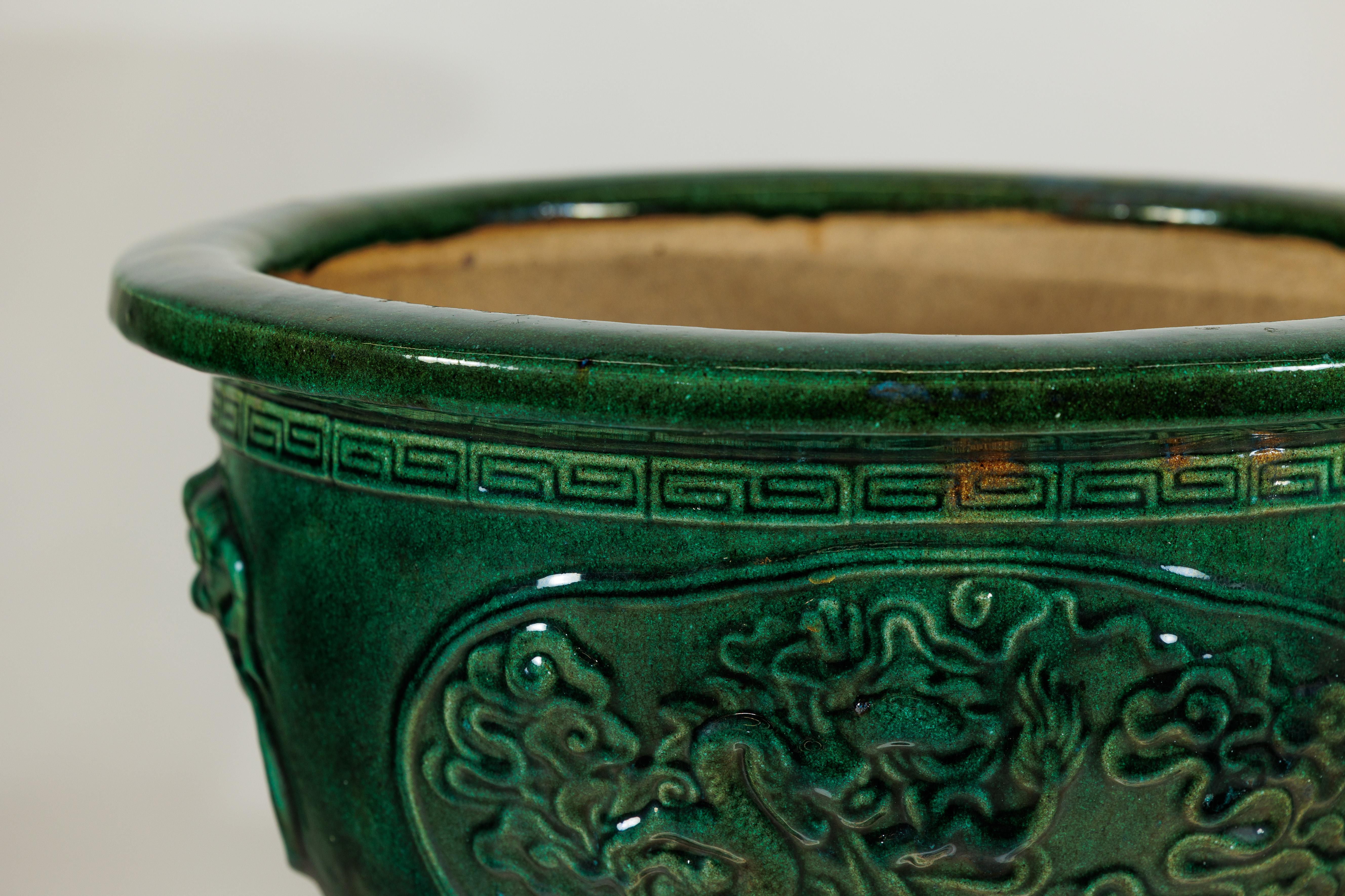 Grande jardinière chinoise en émail vert avec relief de dragon et motifs décoratifs en vente 1