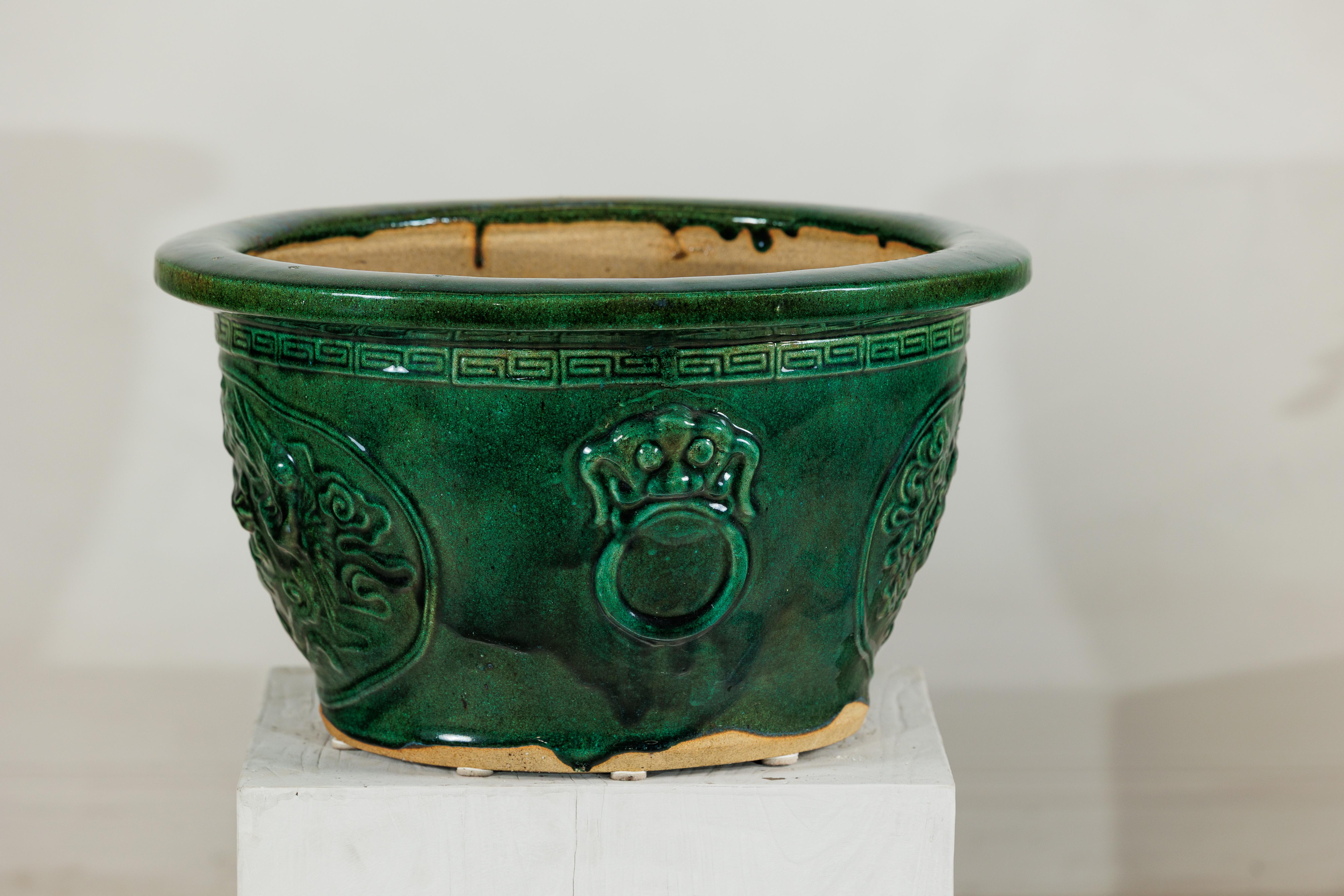 Grande jardinière chinoise en émail vert avec relief de dragon et motifs décoratifs en vente 2