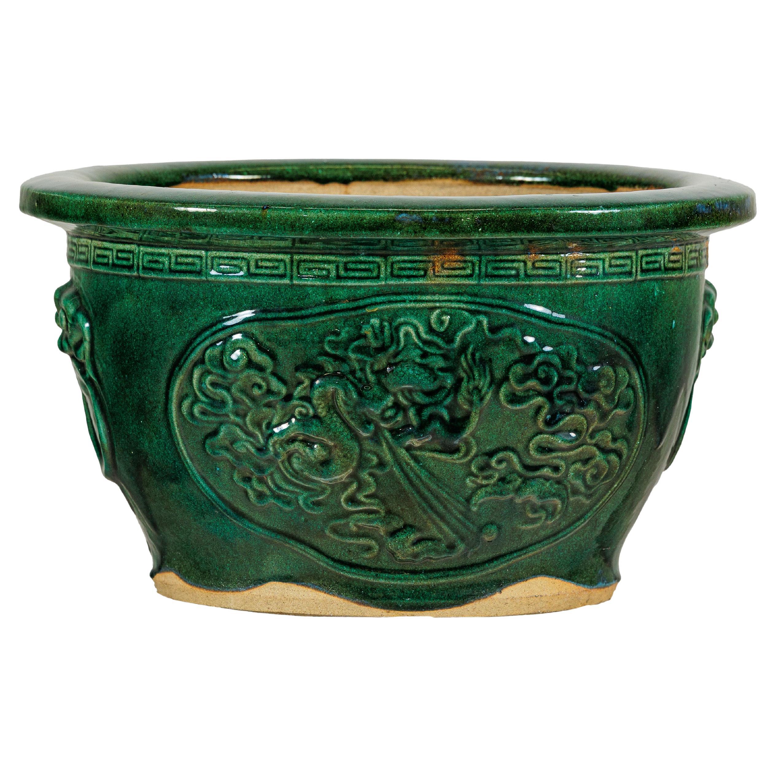 Grande jardinière chinoise en émail vert avec relief de dragon et motifs décoratifs en vente