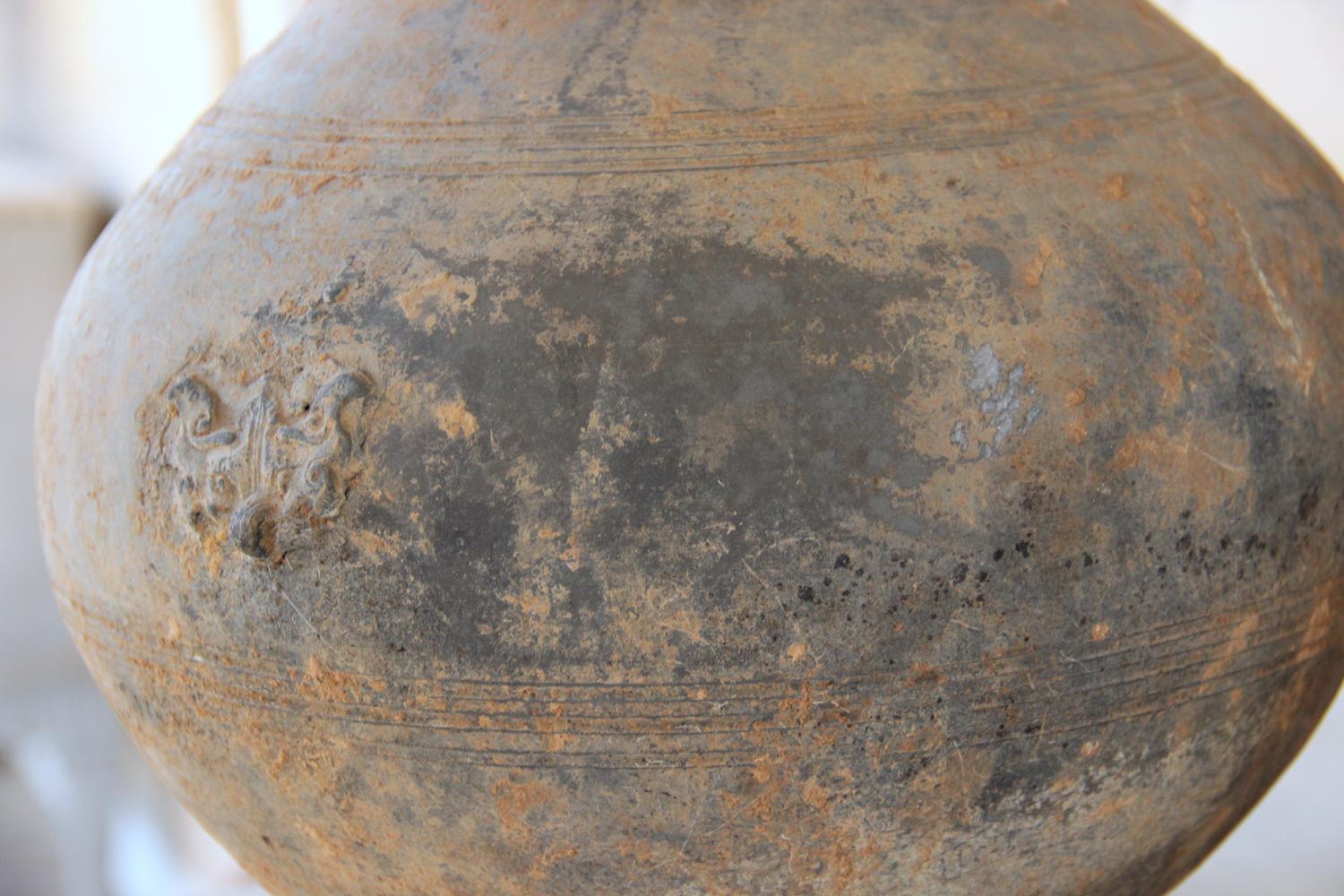 Große chinesische unglasierte Vase aus der Han-Dynastie mit Taotie-Masken als Tischlampe montiert (Terrakotta) im Angebot