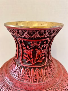 Große chinesische handgeschnitzte Cinnabar-Vase mit Messingfutter