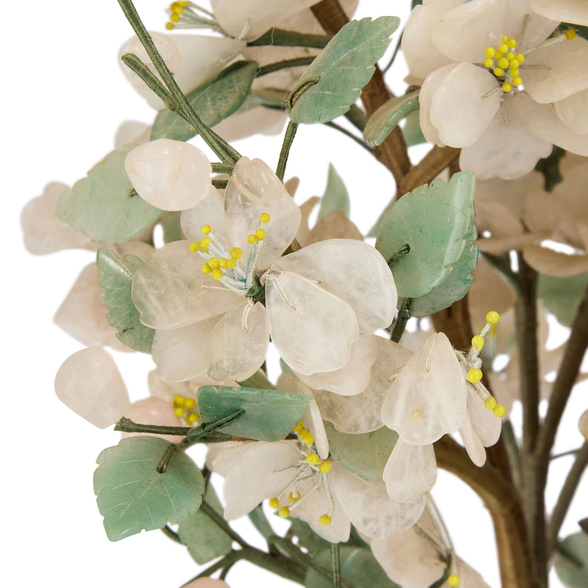 Gran Modelo Chino de Árbol Florido de Piedra Dura en Maceta de Esmalte Cloisonné Tallado en venta