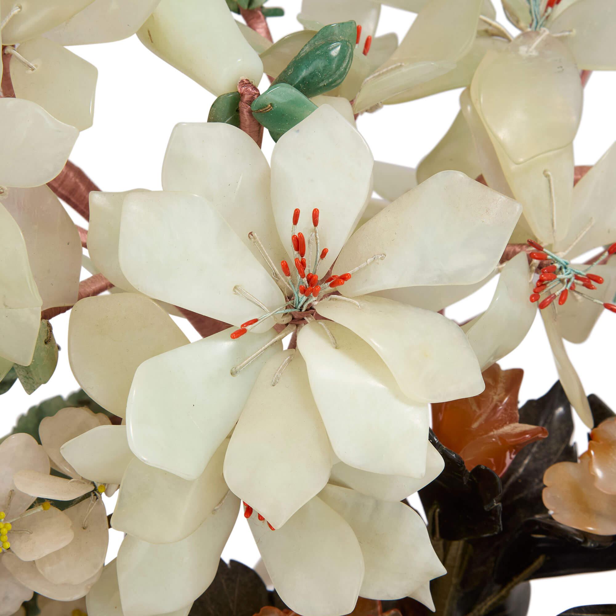 Gran Modelo Chino de Árbol Florido de Piedra Dura en Maceta de Esmalte Cloisonné en Bueno estado para la venta en London, GB