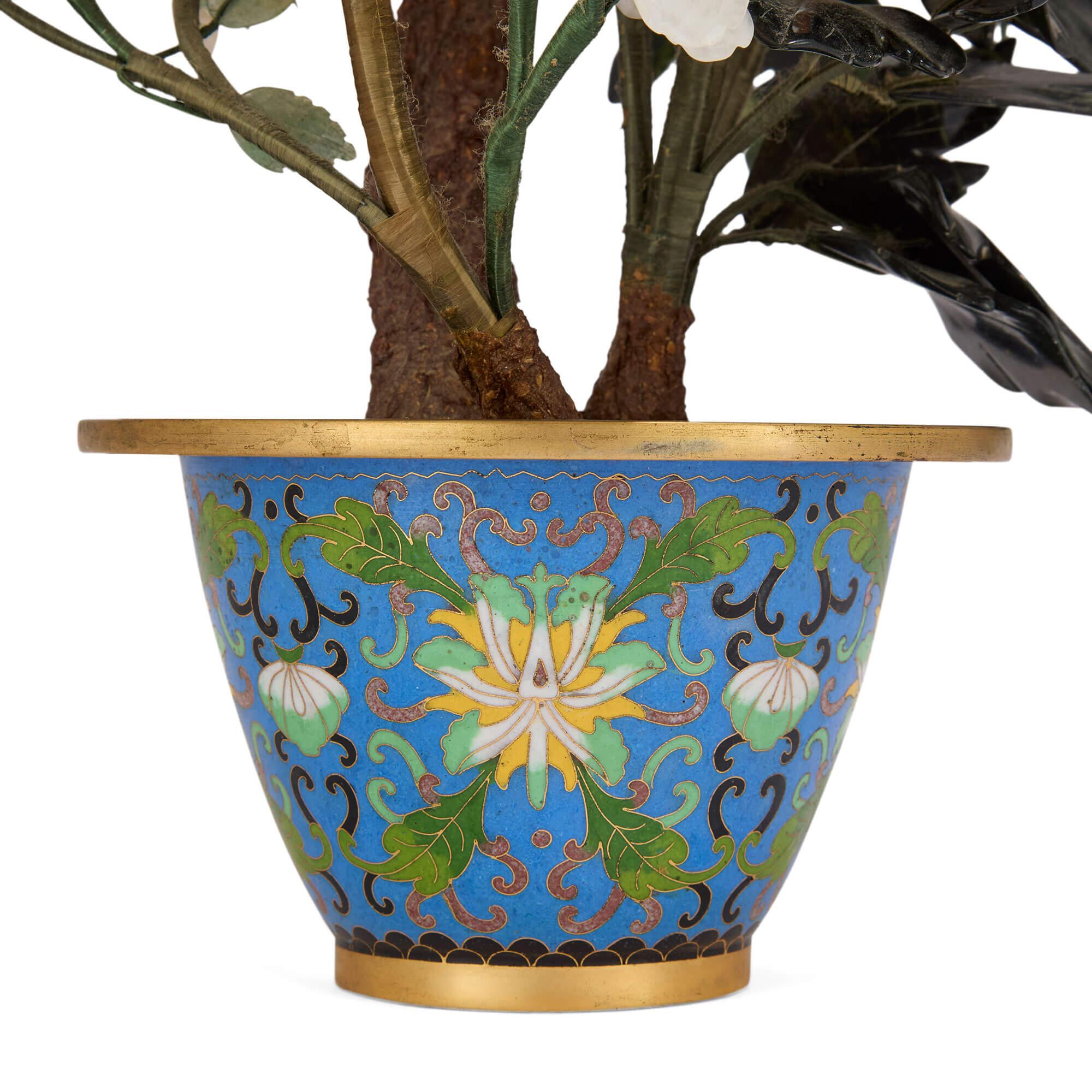 Gran Modelo Chino de Árbol Florido de Piedra Dura en Maceta de Esmalte Cloisonné en venta 1