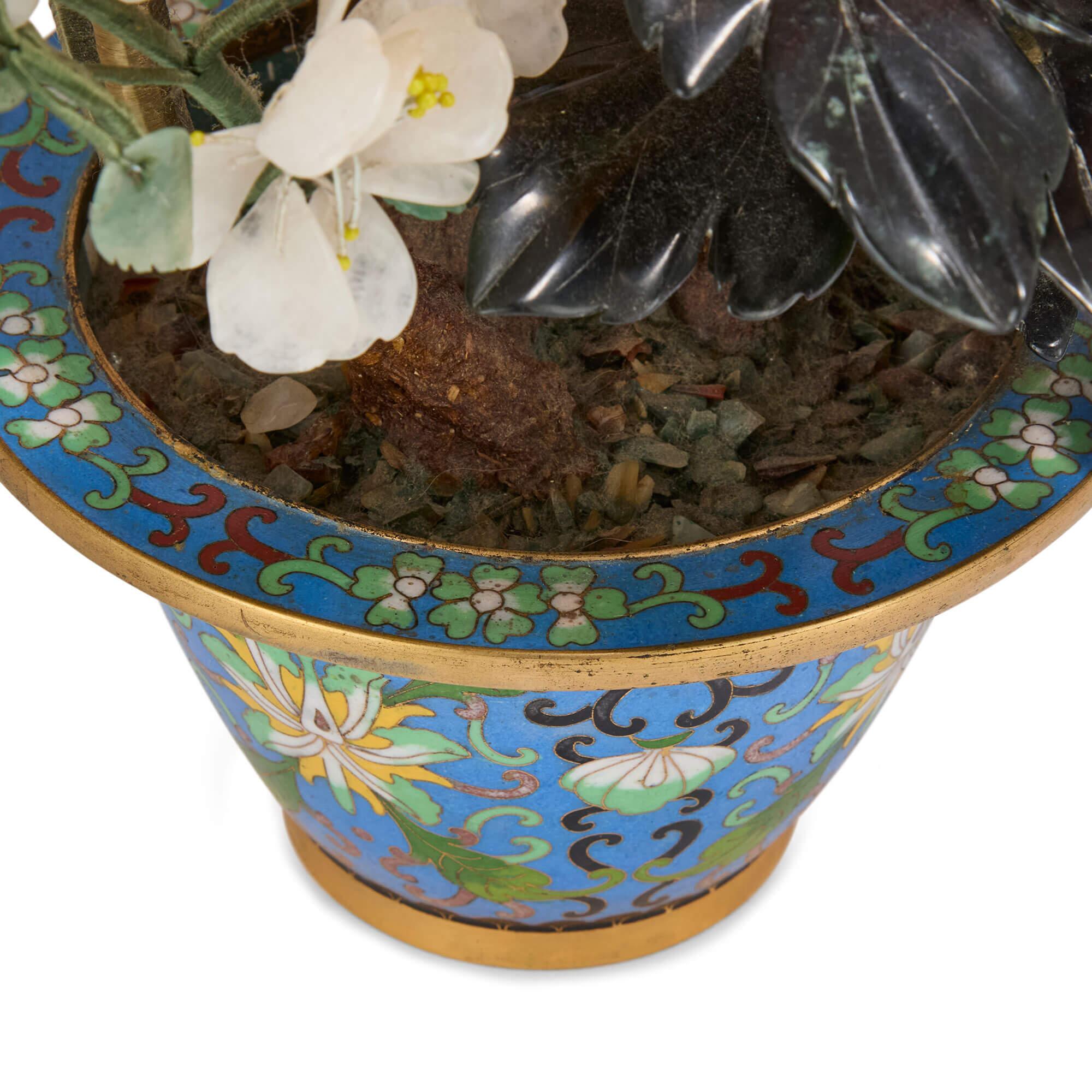 Gran Modelo Chino de Árbol Florido de Piedra Dura en Maceta de Esmalte Cloisonné en venta 2