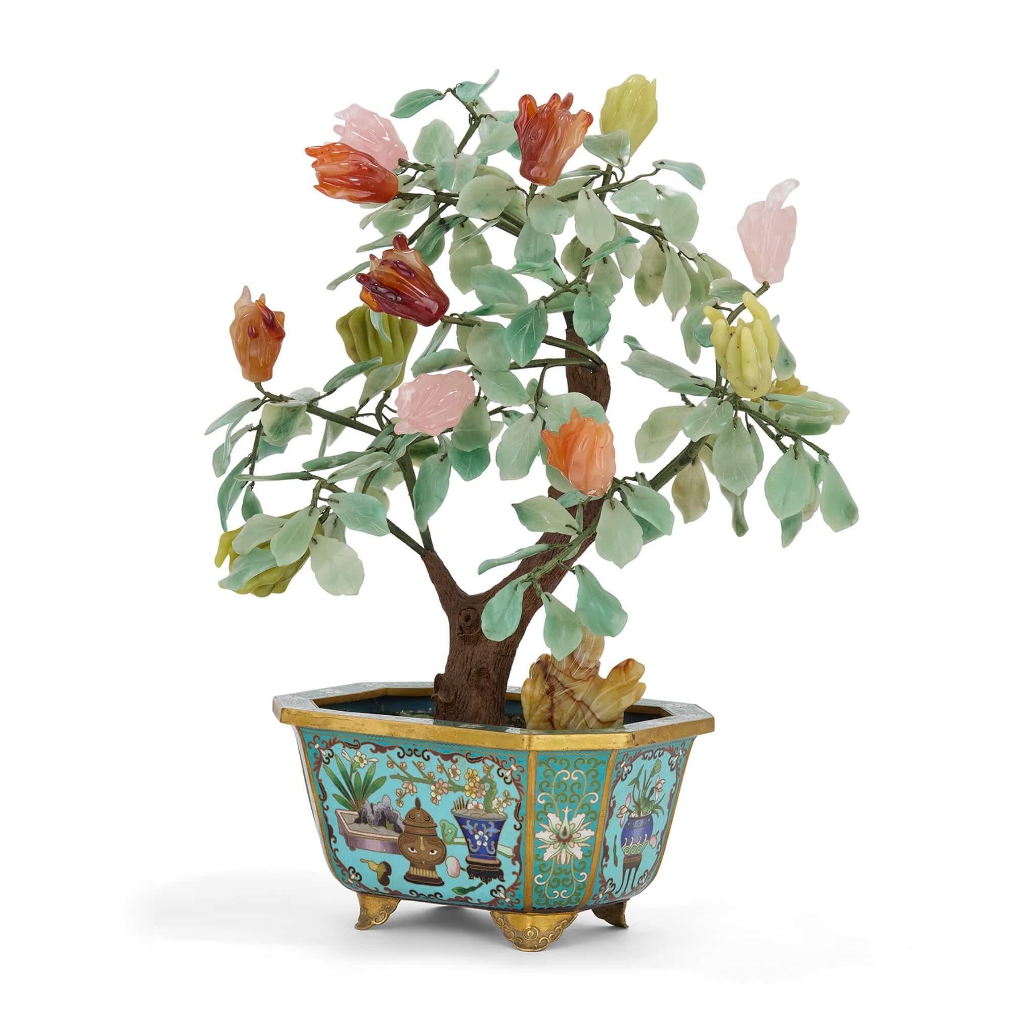 Grand modèle chinois en pierre dure d'un arbre à fleurs dans une jardinière en émail cloisonné 
Chinois, 20e siècle 
Hauteur 48cm, largeur 39cm, profondeur 23cm

Réalisé à partir d'une sélection de pierres dures et selon la technique complexe de