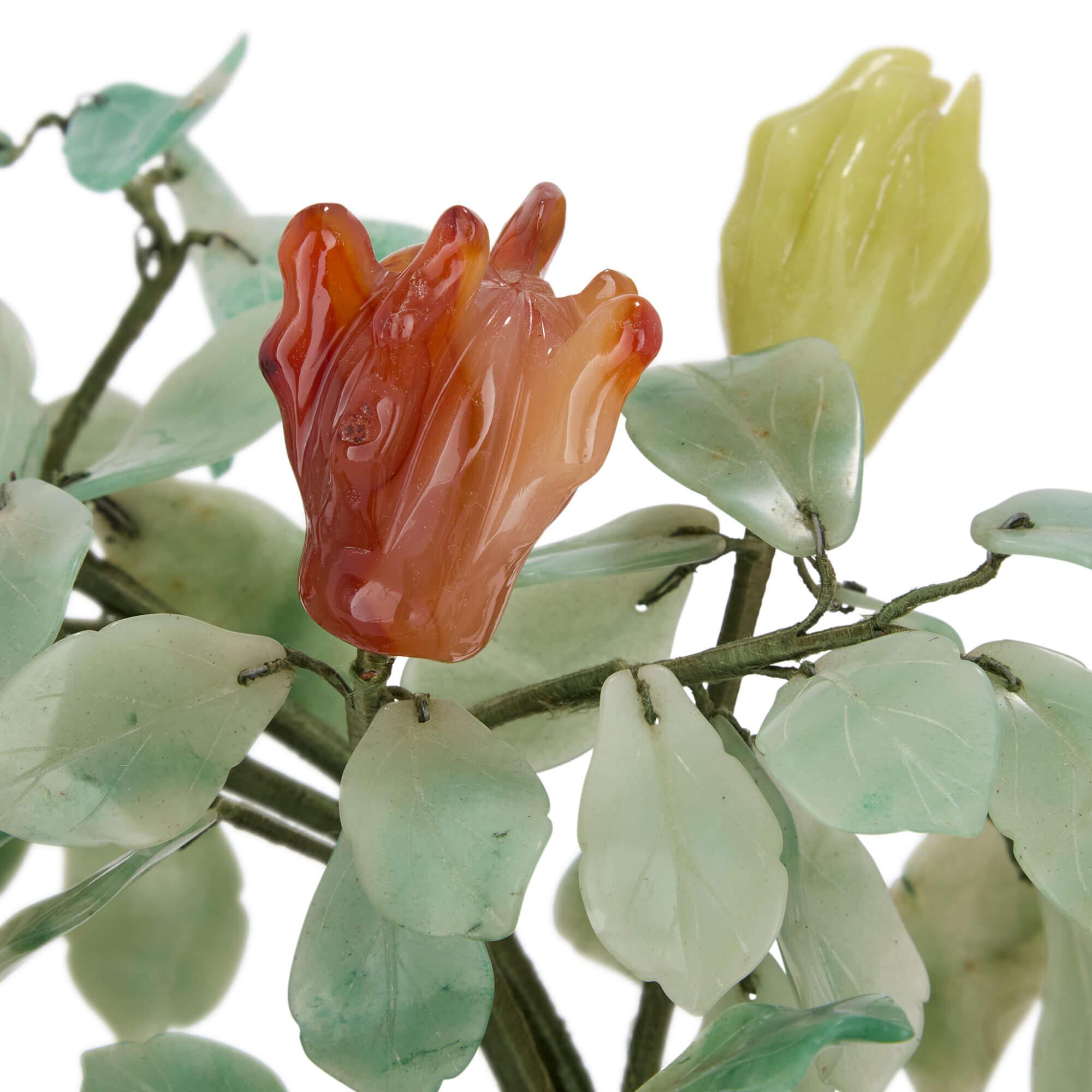 Chinois Grand modèle chinois en pierre dure d'un arbre à fleurs dans une jardinière en émail cloisonné en vente