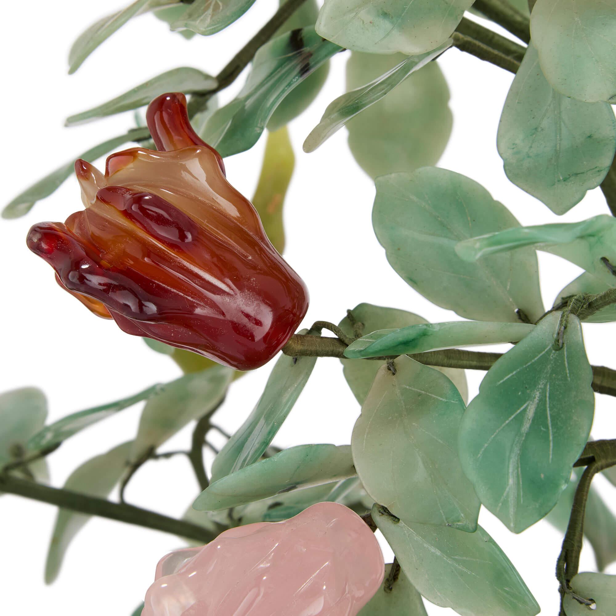 Sculpté Grand modèle chinois en pierre dure d'un arbre à fleurs dans une jardinière en émail cloisonné en vente