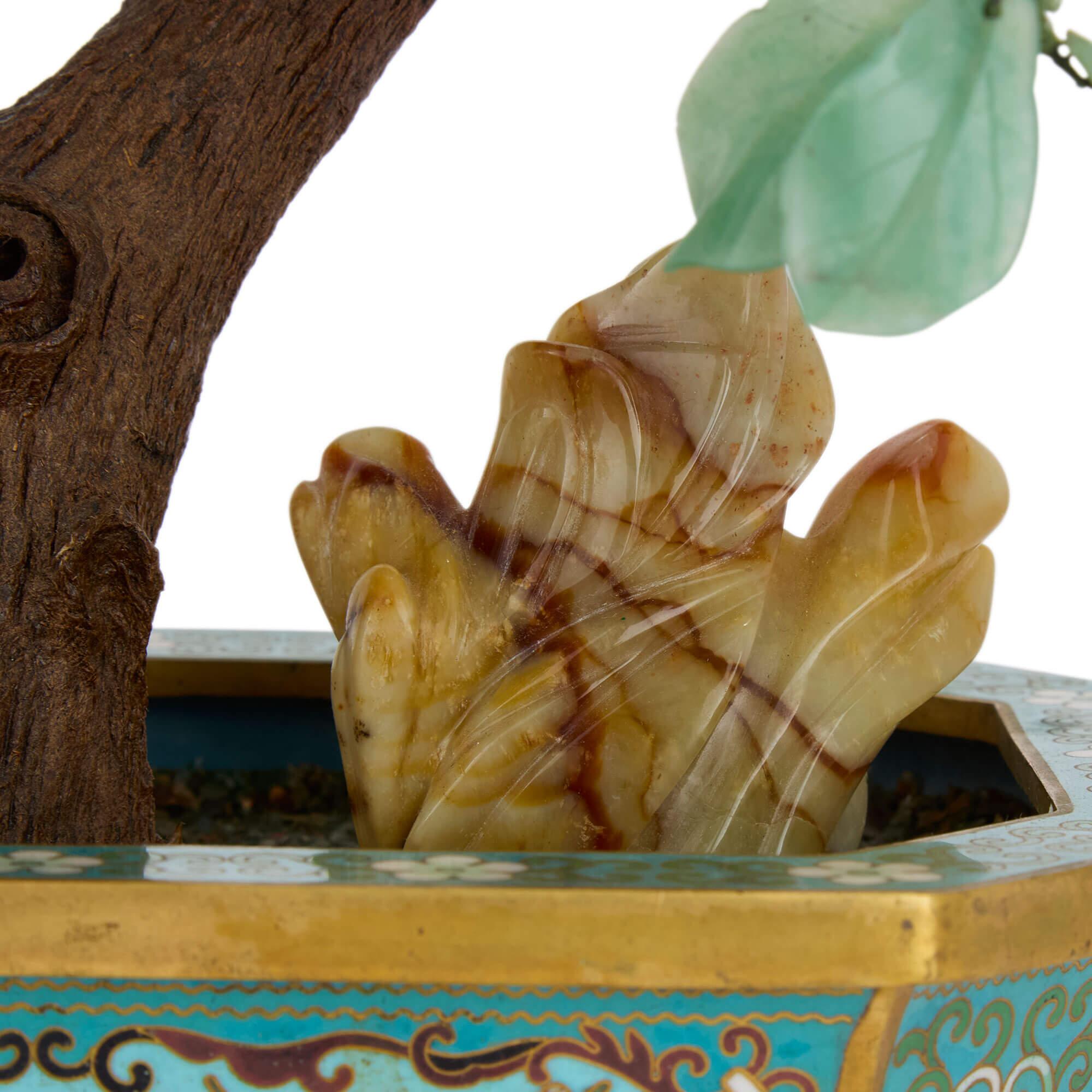 Grand modèle chinois en pierre dure d'un arbre à fleurs dans une jardinière en émail cloisonné Bon état - En vente à London, GB