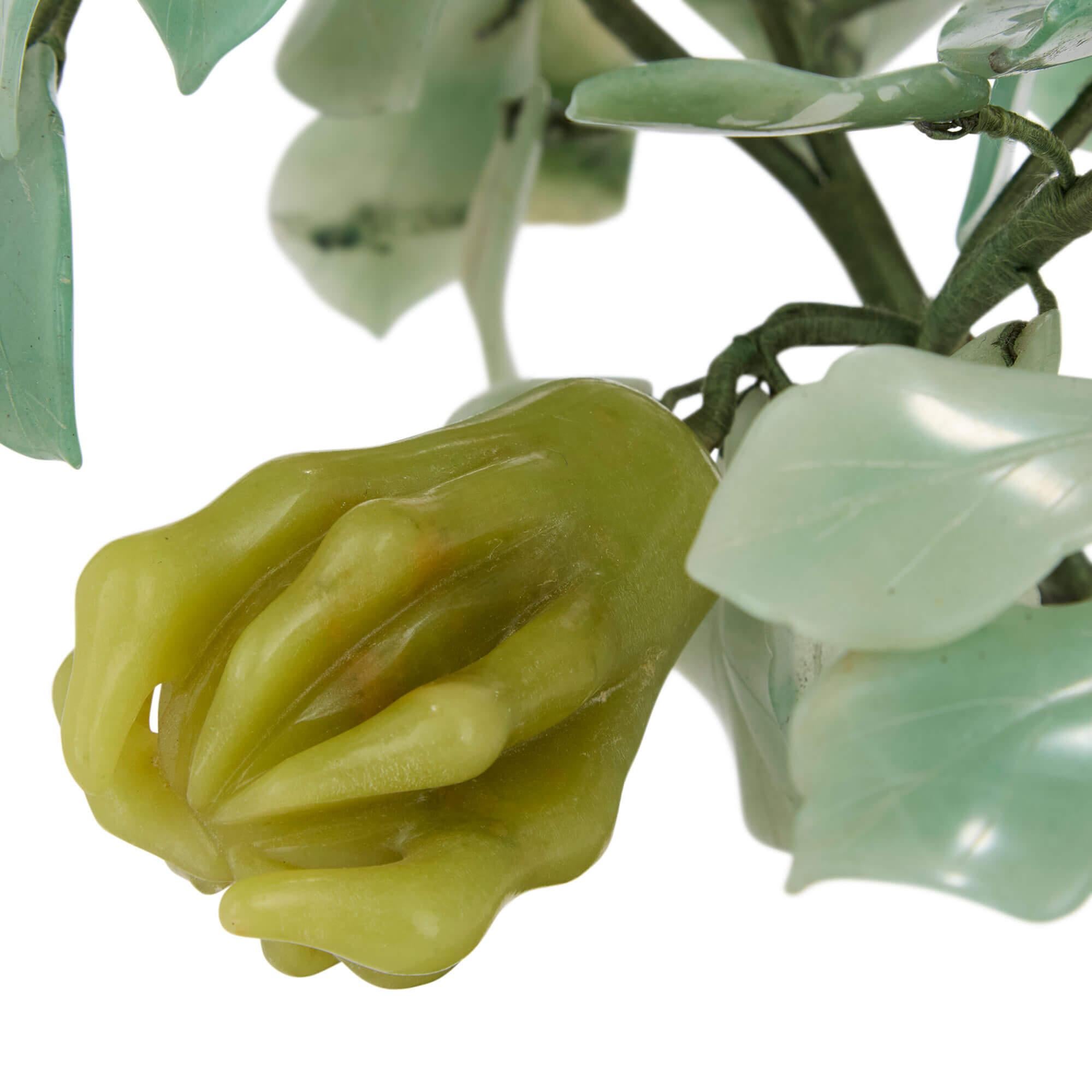 20ième siècle Grand modèle chinois en pierre dure d'un arbre à fleurs dans une jardinière en émail cloisonné en vente