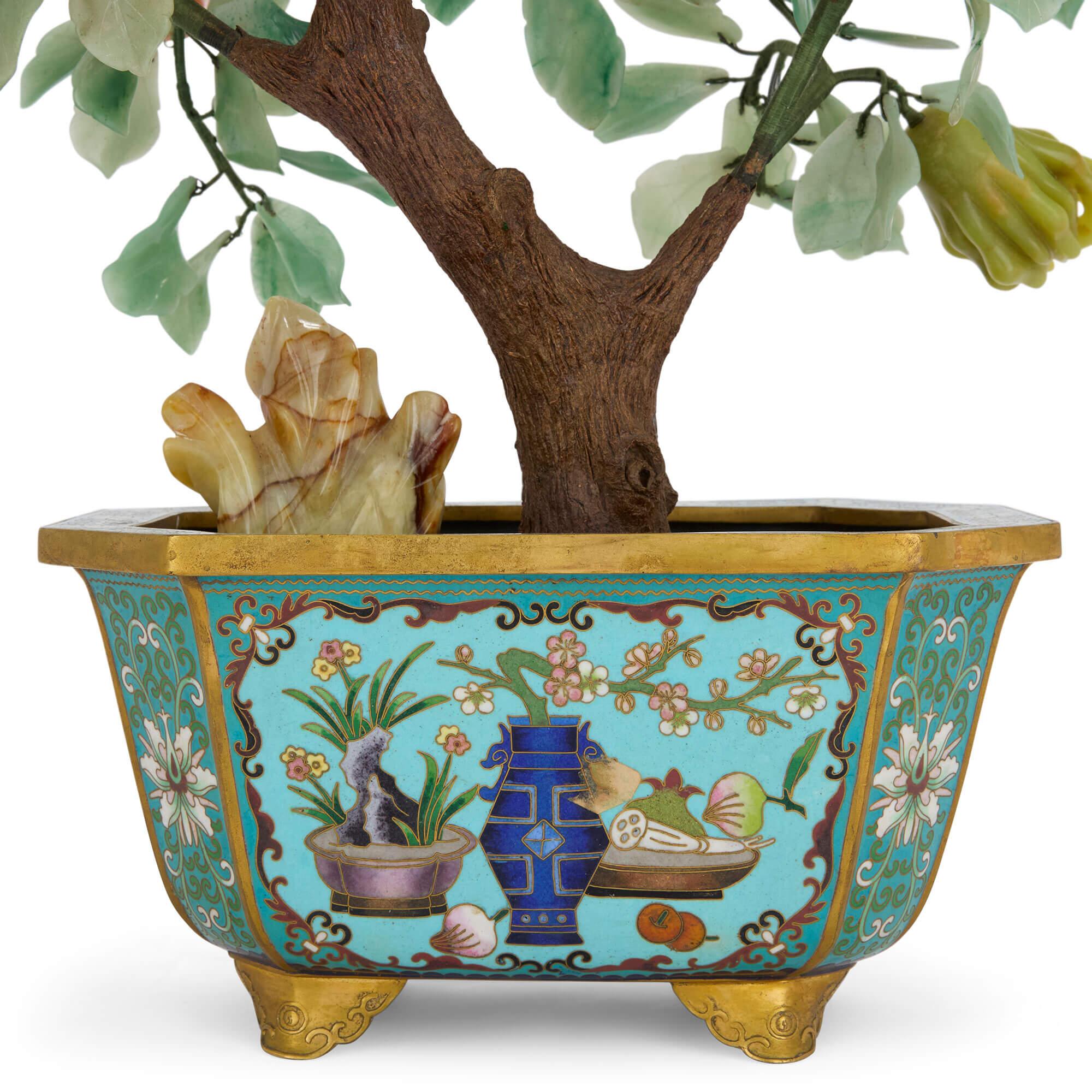 Métal Grand modèle chinois en pierre dure d'un arbre à fleurs dans une jardinière en émail cloisonné en vente