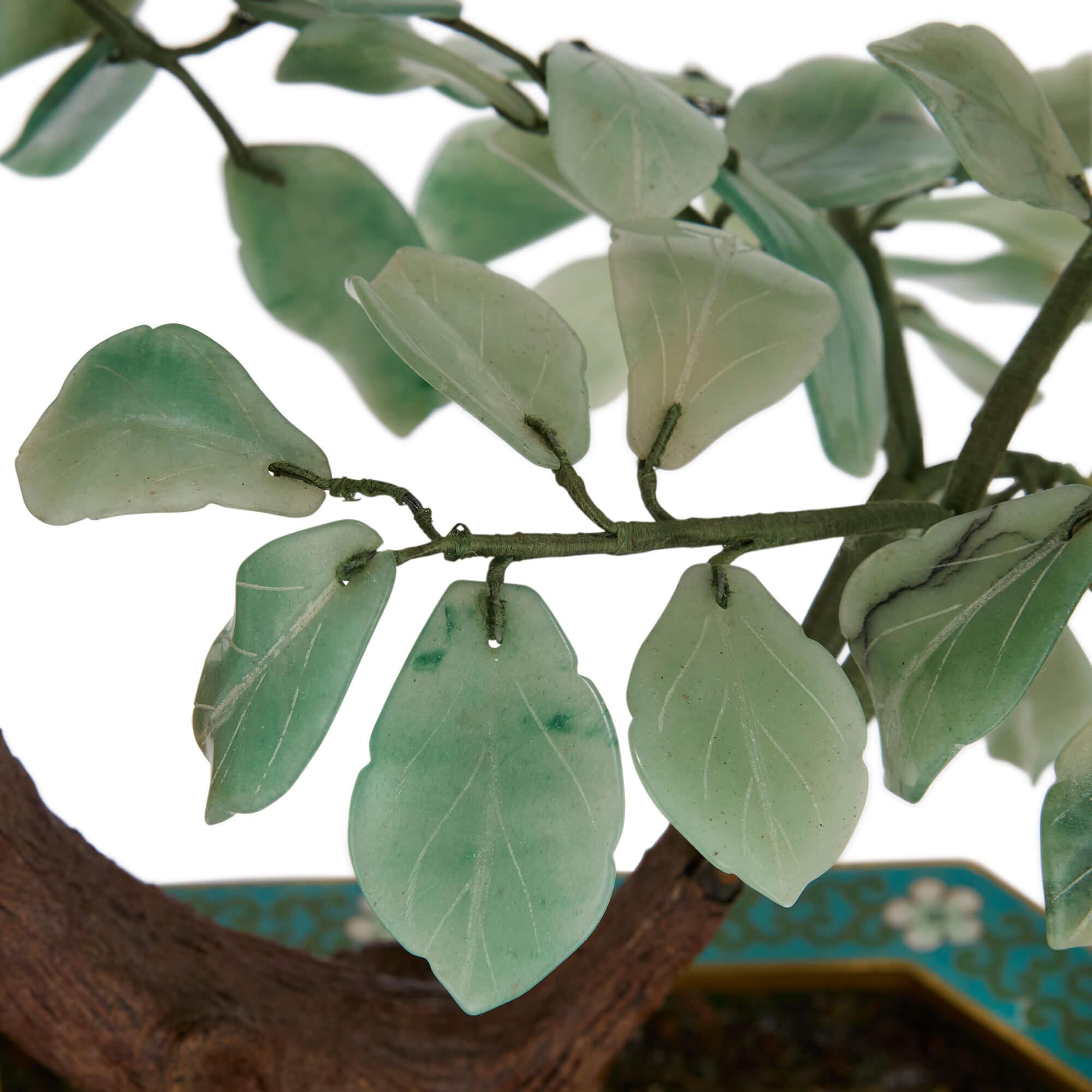 Grand modèle chinois en pierre dure d'un arbre à fleurs dans une jardinière en émail cloisonné en vente 1