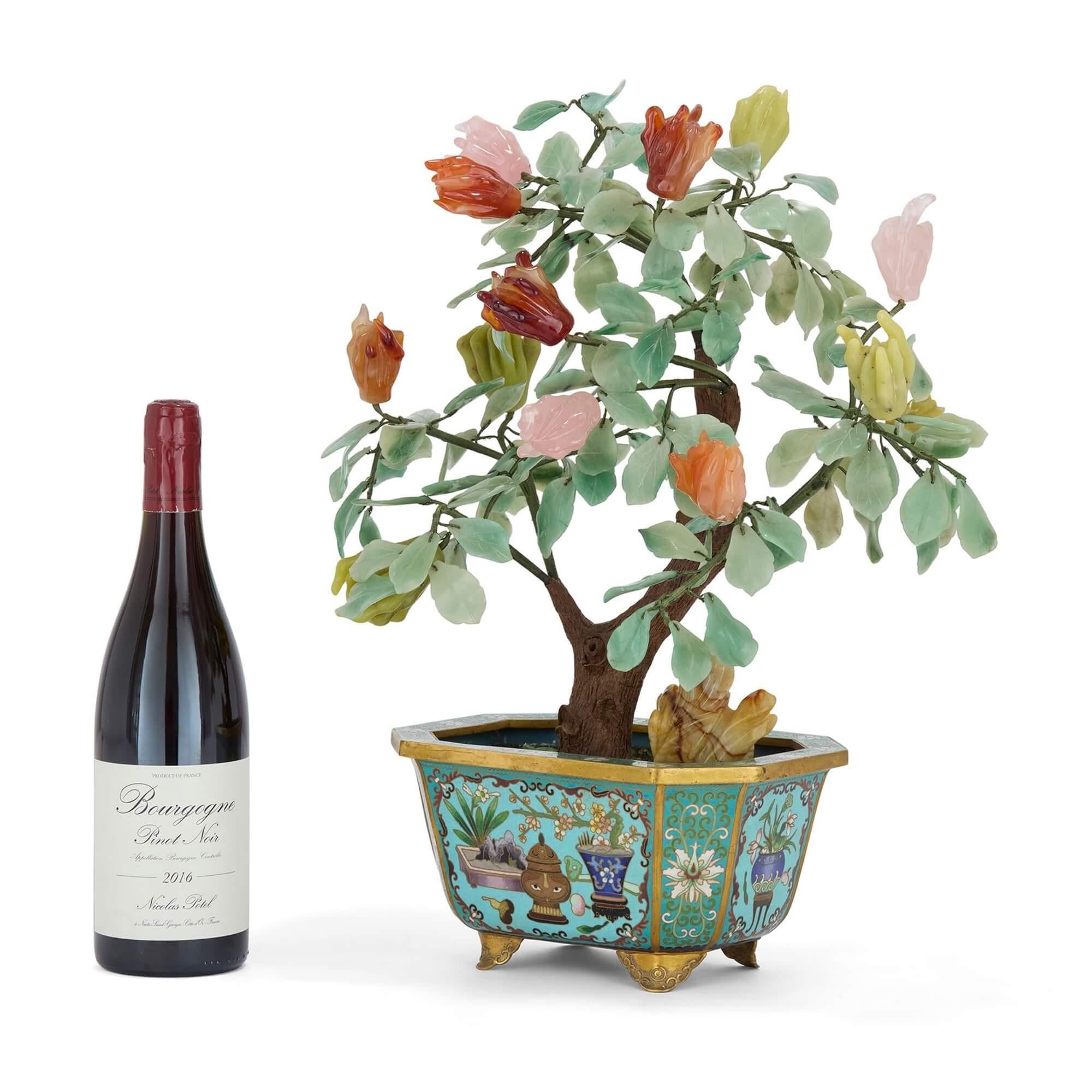 Grand modèle chinois en pierre dure d'un arbre à fleurs dans une jardinière en émail cloisonné en vente 2