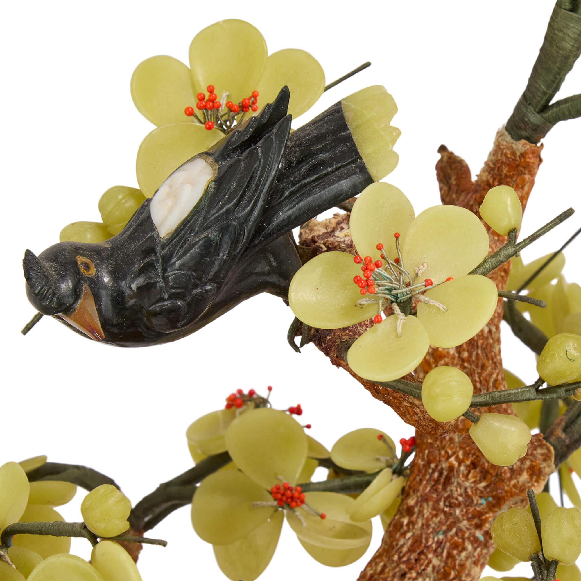 Grande modello di albero cinese in pietra dura con uccelli in un vaso in smalto cloisonné
Cinese, XX secolo 
Altezza 42cm, larghezza 31cm, profondità 23cm

Realizzato nella Cina del XX secolo, questo superbo Objet d'art raffigura un rigoglioso