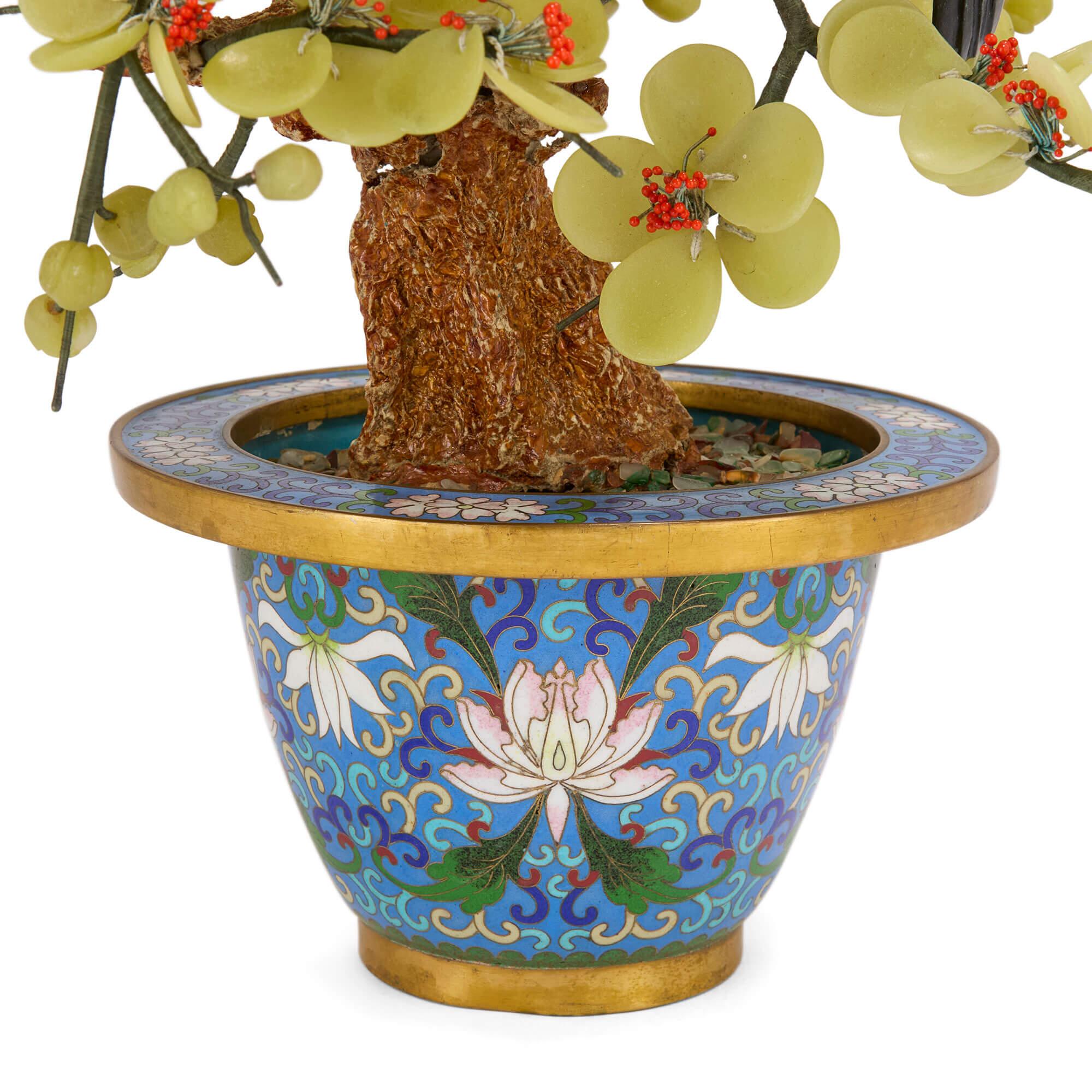 Intagliato Grande modello di albero cinese in pietra dura con uccelli in un vaso in smalto cloisonné in vendita