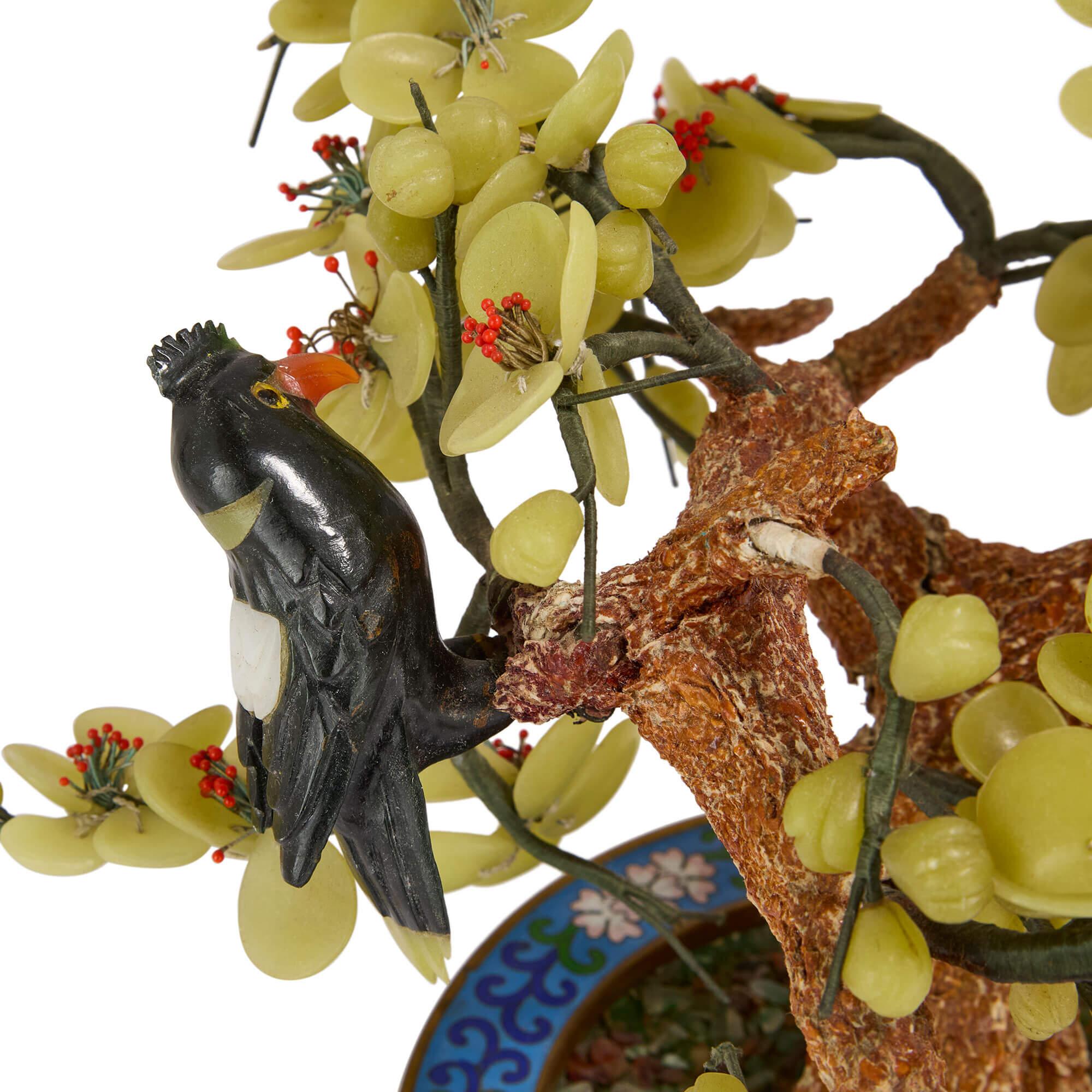 Grande modello di albero cinese in pietra dura con uccelli in un vaso in smalto cloisonné In condizioni buone in vendita a London, GB