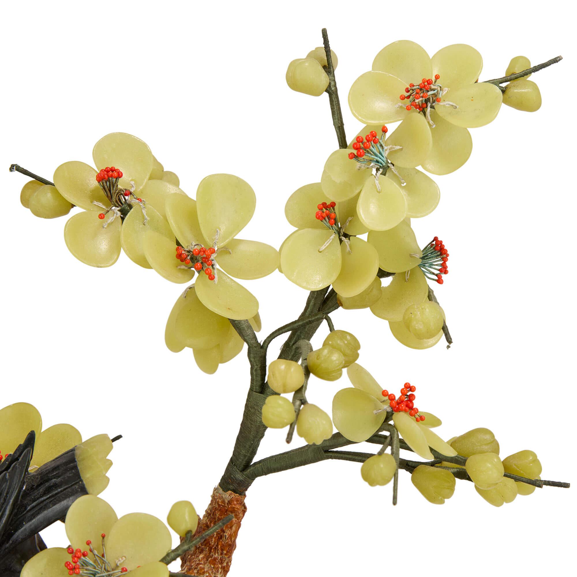 XX secolo Grande modello di albero cinese in pietra dura con uccelli in un vaso in smalto cloisonné in vendita
