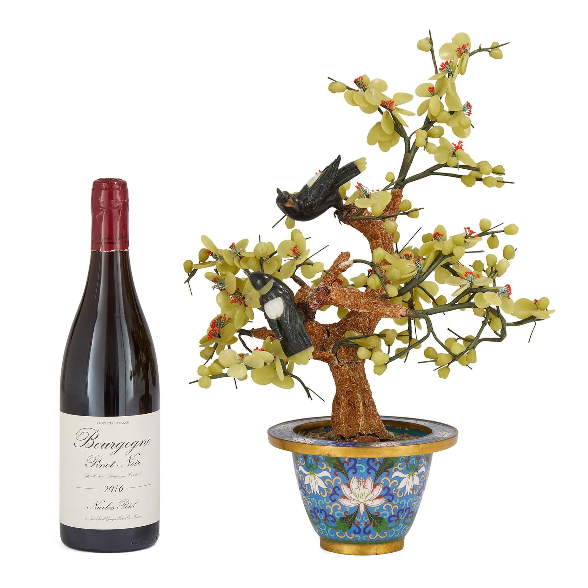Grande modello di albero cinese in pietra dura con uccelli in un vaso in smalto cloisonné in vendita 1