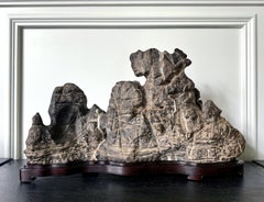 Grande pierre d'érudit chinoise horizontale de couleur grise Lingbi avec grotte sur présentoir