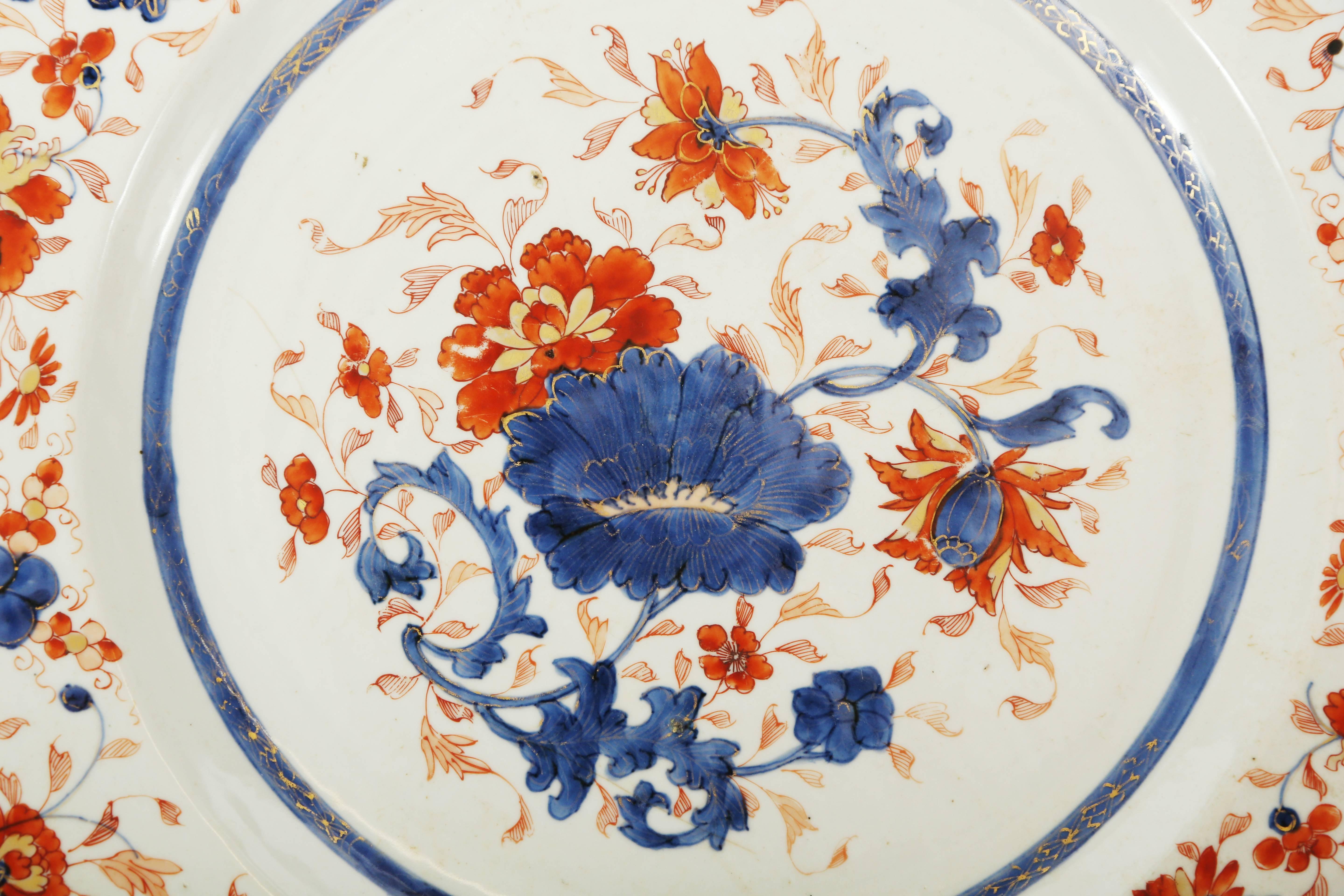 Large Chinese Imari Export Porcelain charger. The hand-painted decoration is done with an underglaze blue and overpainted in iron red with gilt details. This late 18th century piece is 14