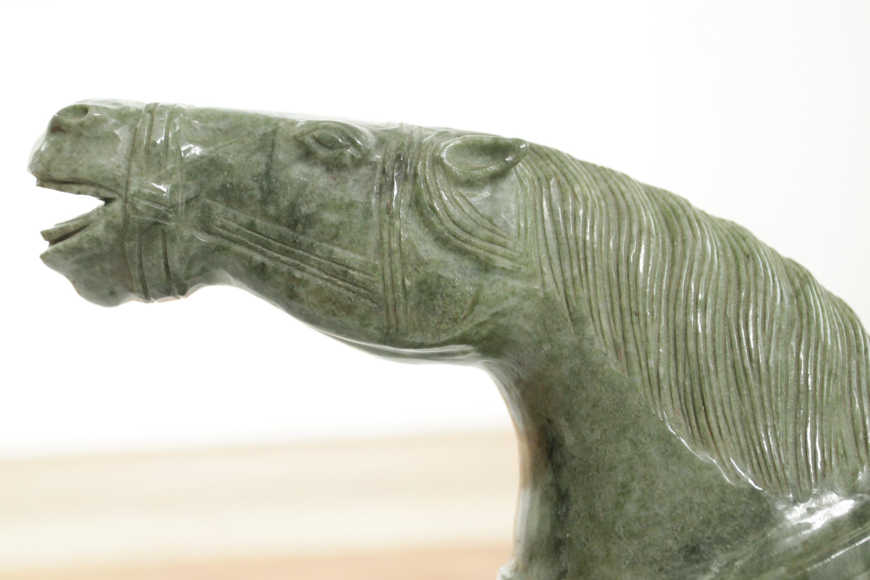 Großes chinesisches Jade-Pferd  (Tang-Dynastie) im Angebot