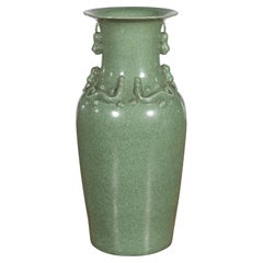 Grand vase chinois en jade avec finition céladon craquelé et motifs décoratifs
