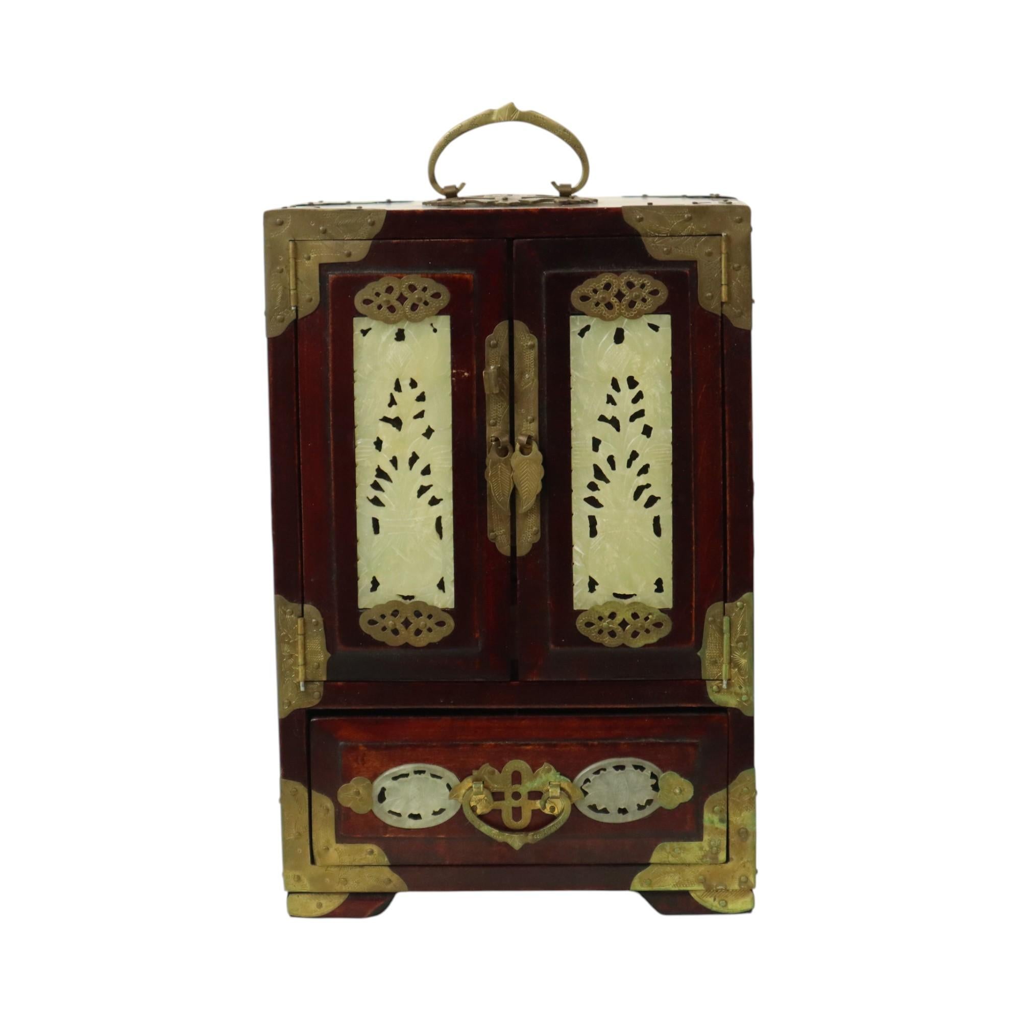 Grande boîte à bijoux vintage en bois de rose, boîte de rangement pour bijoux avec 5 tiroirs et 2 portes, décorée de jade et de ferrures en laiton, vers le milieu du 20e siècle, marquée Shanghai made in China au dos.

De bonne qualité, détaillé et
