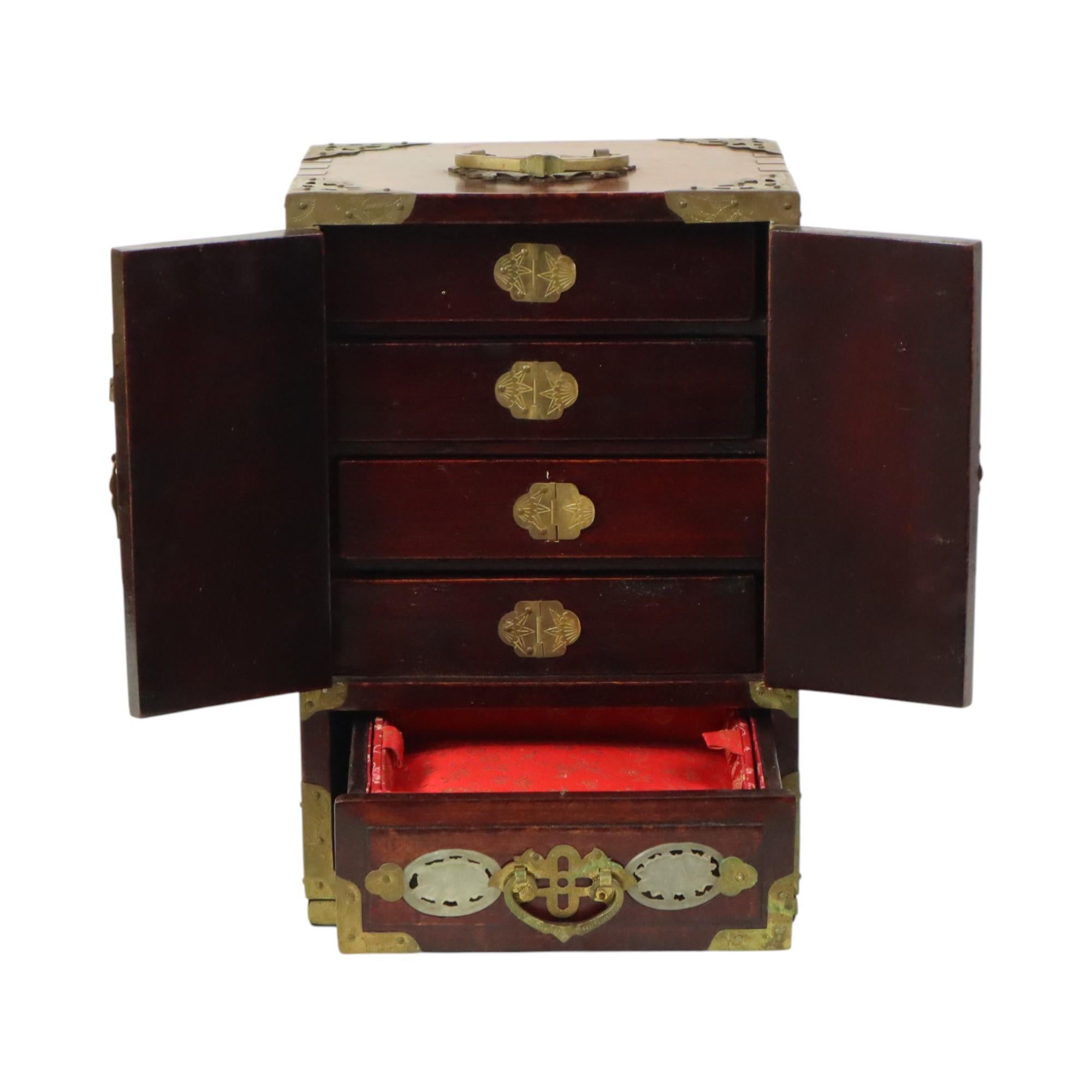 Chinoiseries Grande boîte à bijoux chinoise Boîte à bijoux Jade Bois de rose Laiton en vente