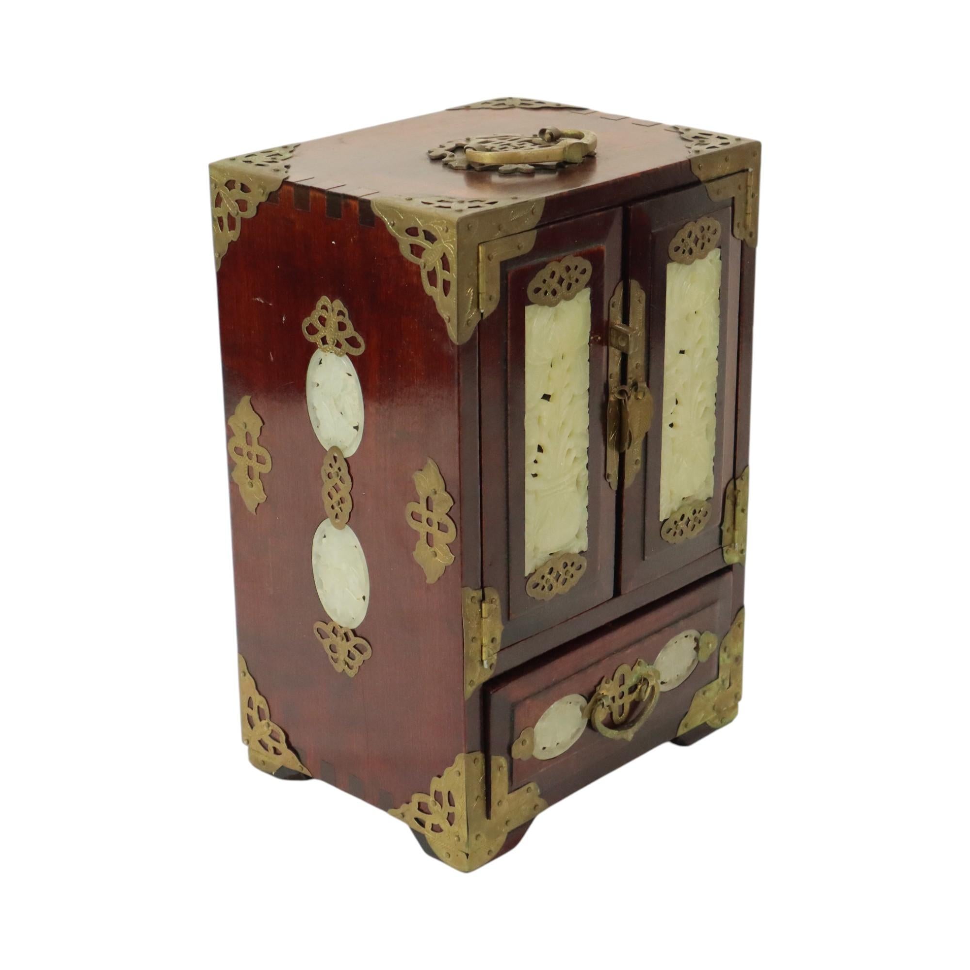Martelé Grande boîte à bijoux chinoise Boîte à bijoux Jade Bois de rose Laiton en vente