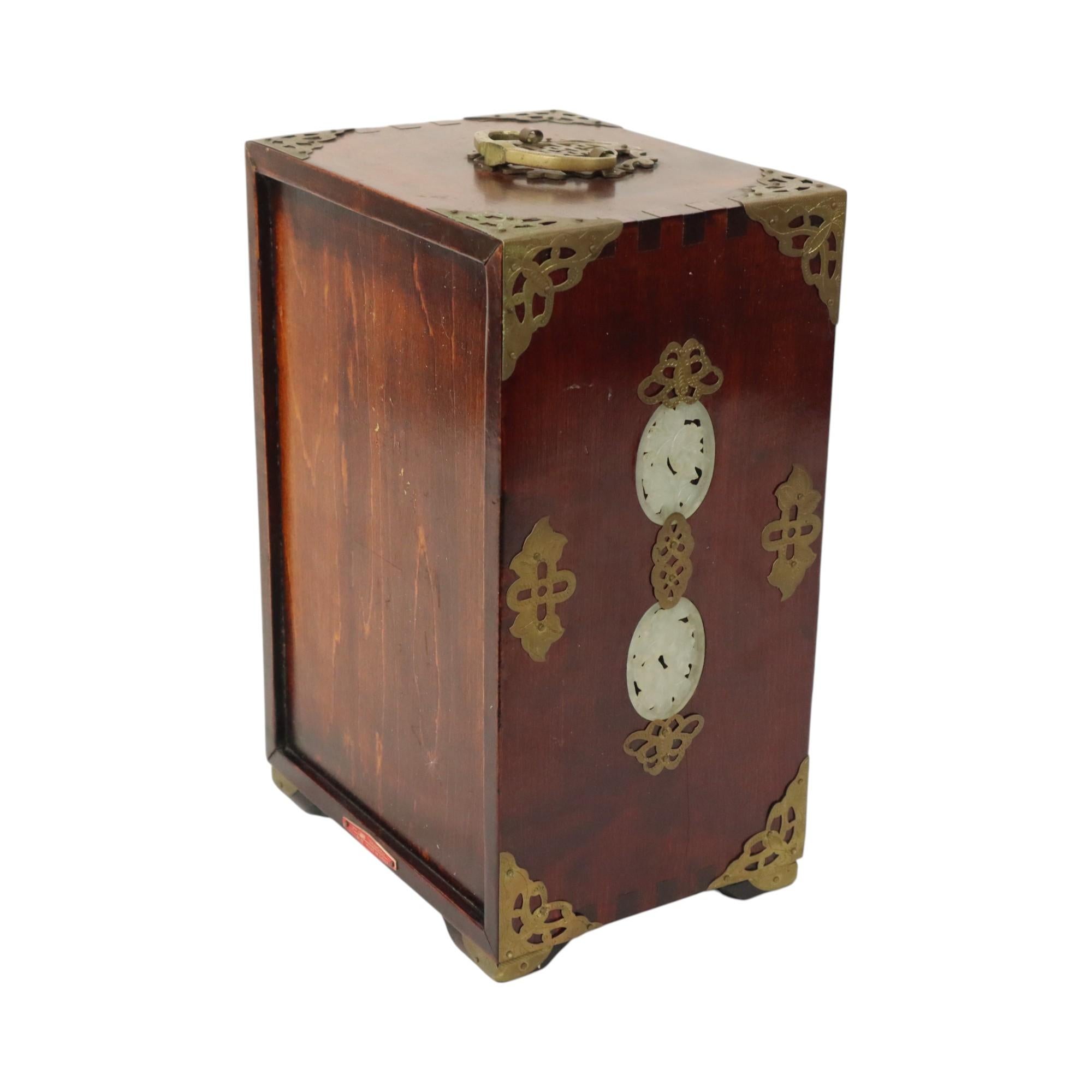Grande boîte à bijoux chinoise Boîte à bijoux Jade Bois de rose Laiton Bon état - En vente à Poperinge, BE