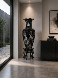 Grande vaso cinese in lacca degli anni '60-'70 con intarsi in madreperla