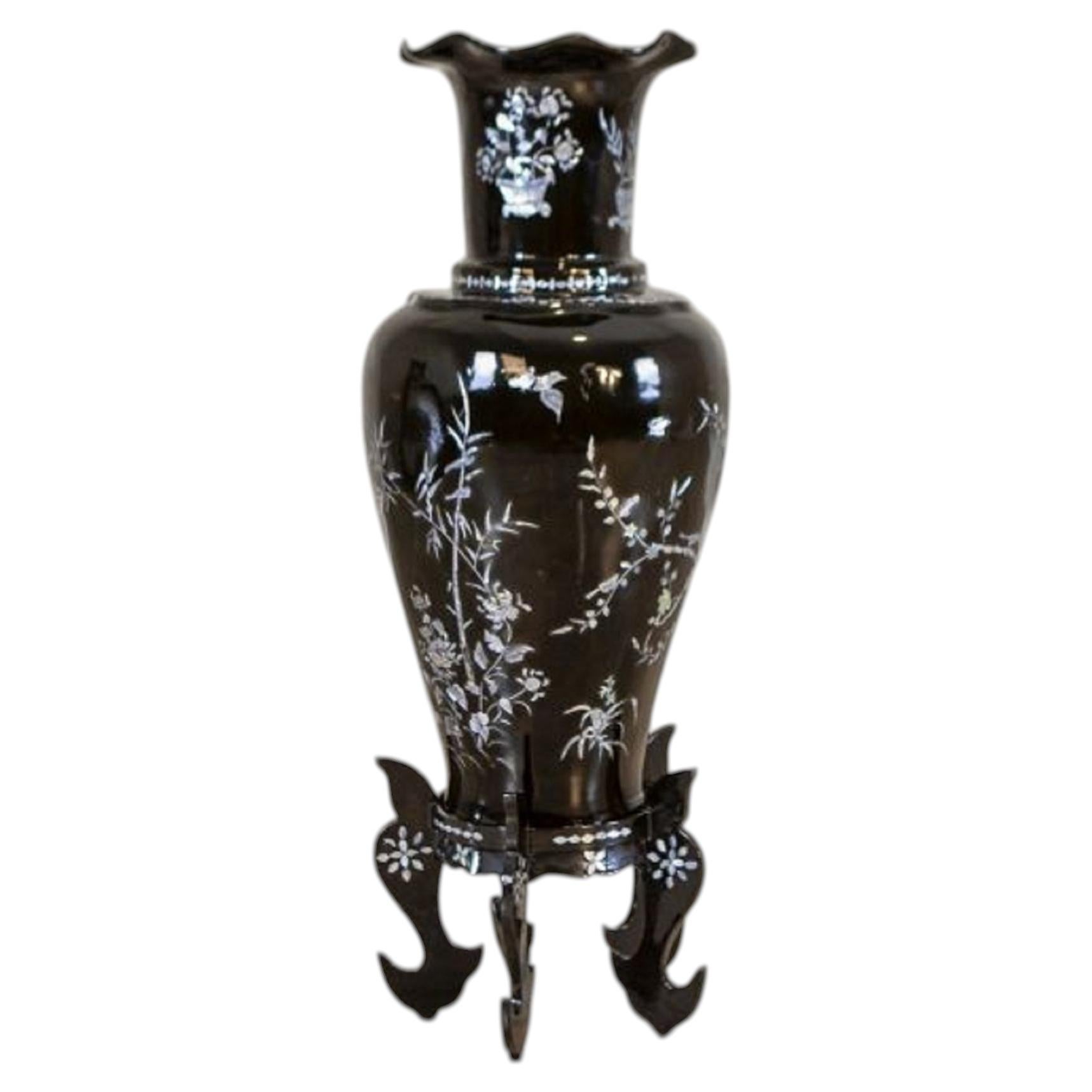 Large Chinese Lacquer Vase From the 1960s-1970s With Mother-Of-Pearl Inlays For Sale